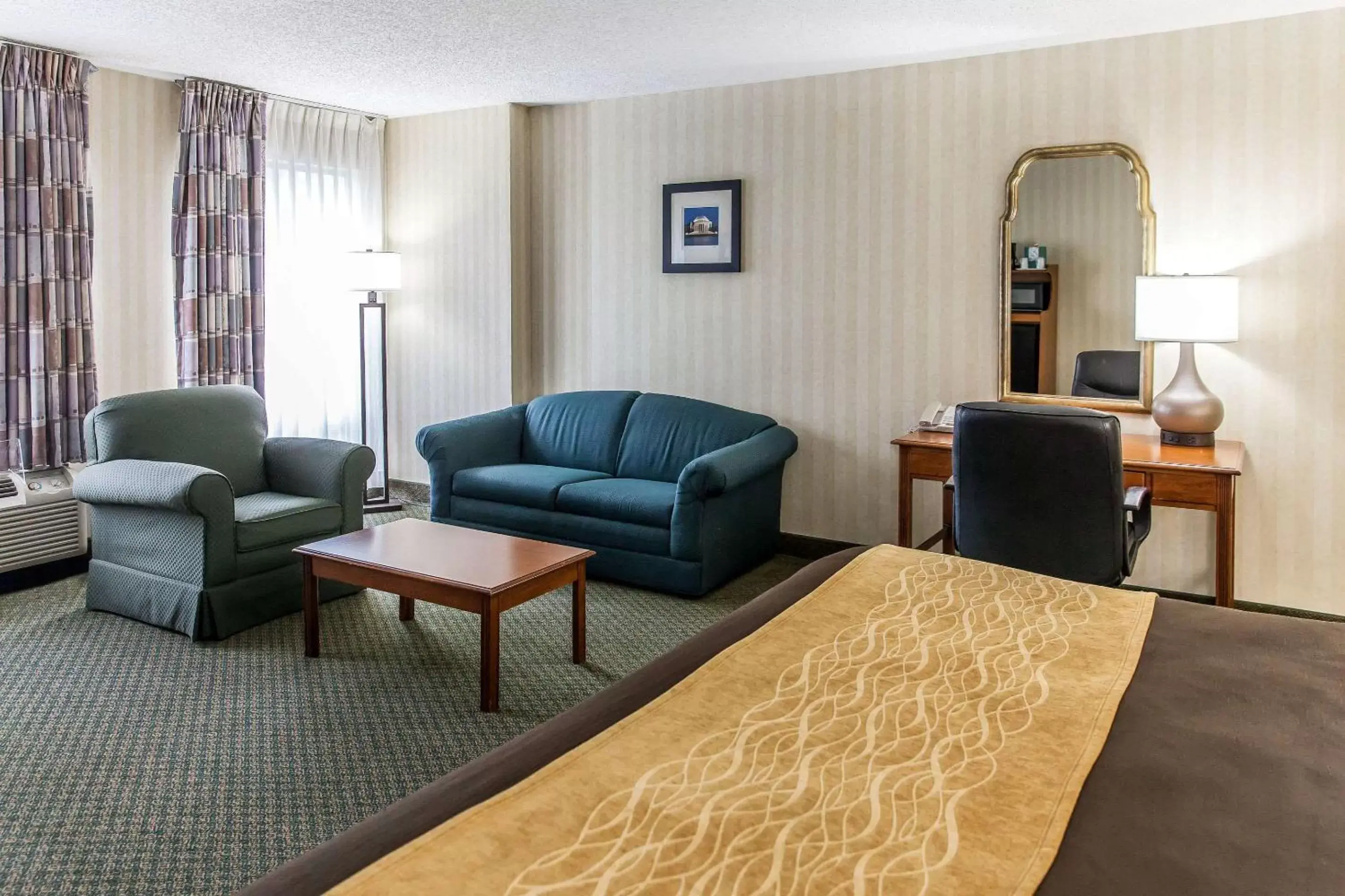 Photo of the whole room, Seating Area in Comfort Inn Pentagon City
