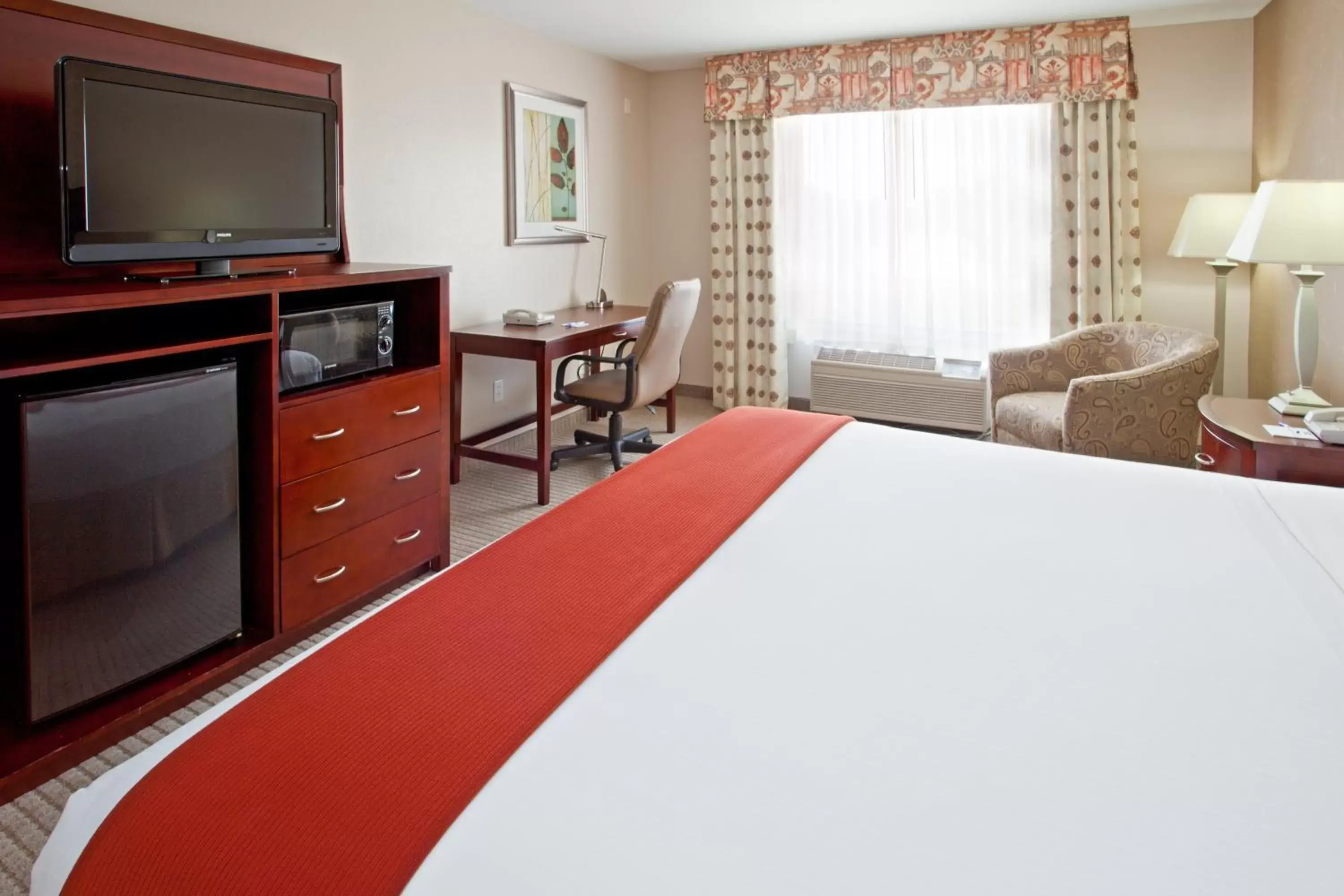 Bedroom, TV/Entertainment Center in Holiday Inn Express & Suites College Station, an IHG Hotel