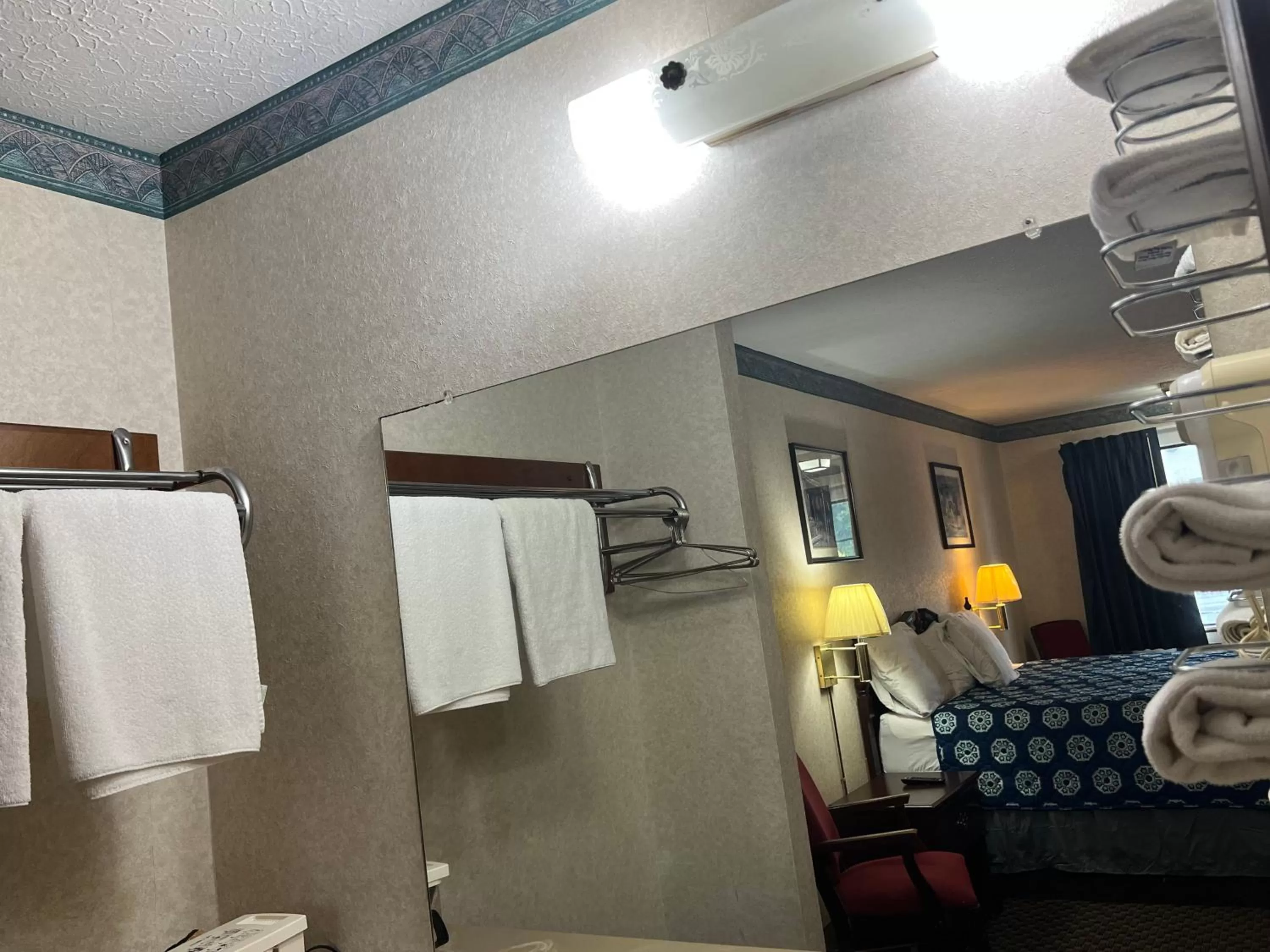 Bathroom in Americas Inn Bardstown