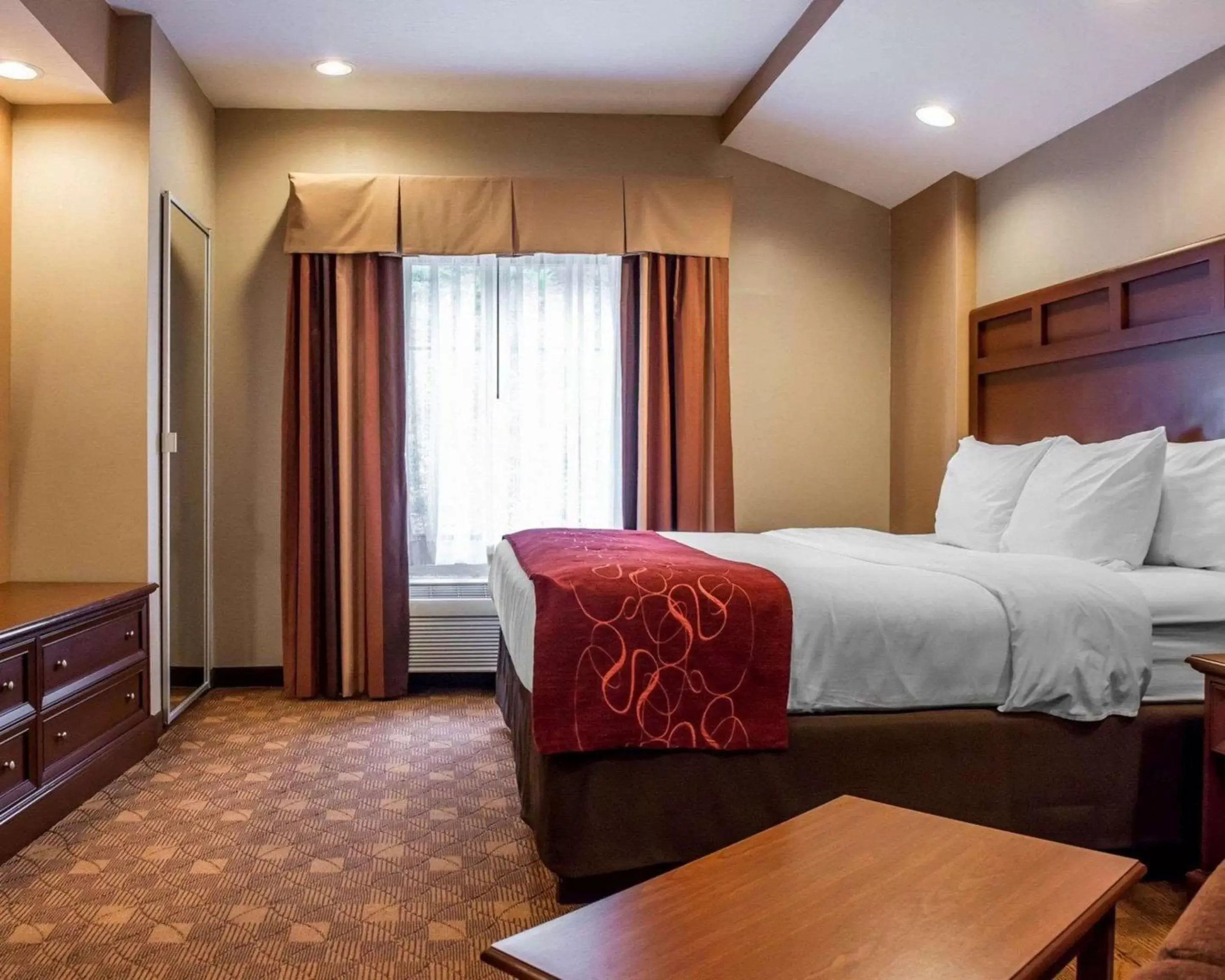 Photo of the whole room, Bed in Comfort Suites Monaca