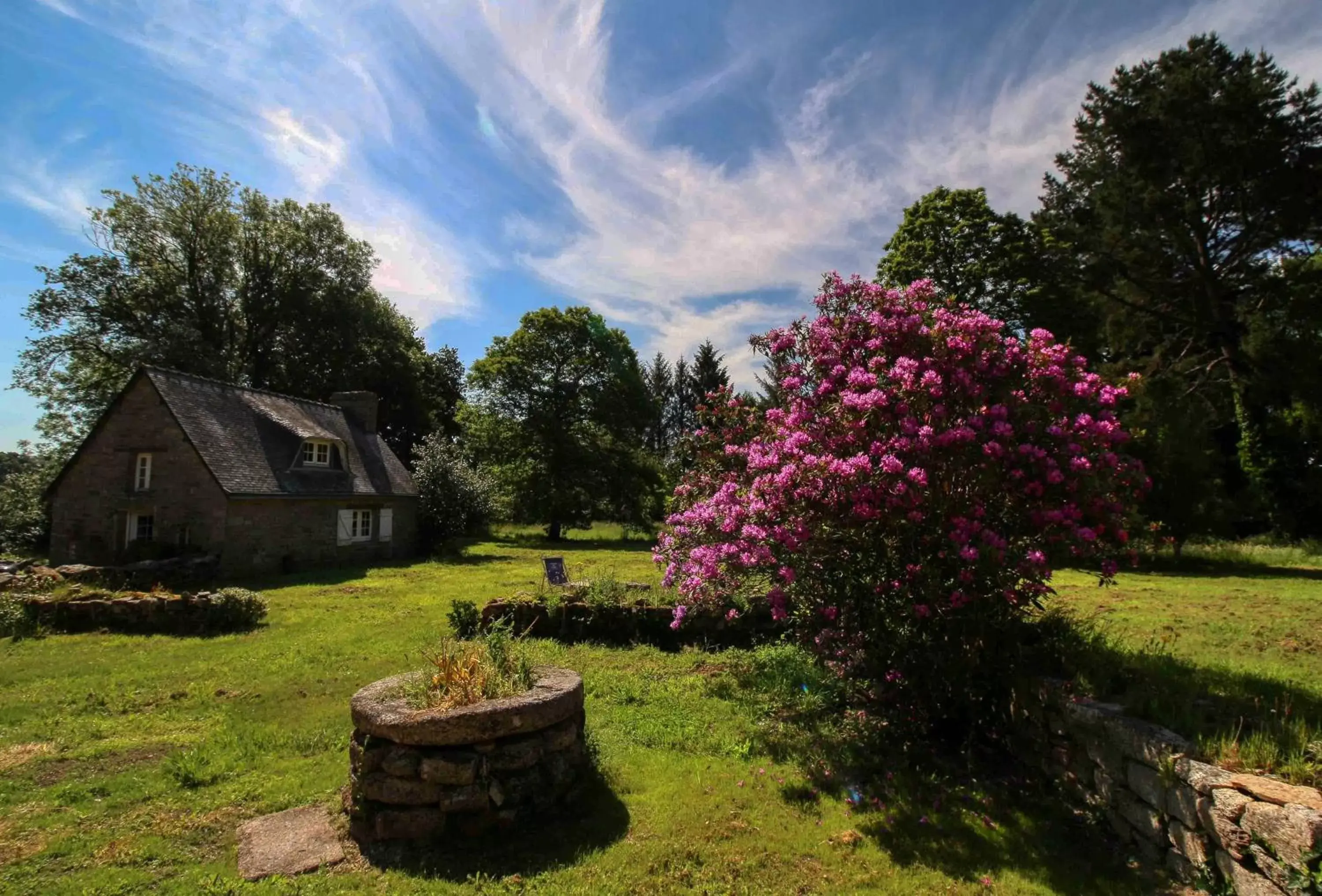 Spring, Garden in KERBELEG, ferme-manoir du XVè siècle, chambres grand confort