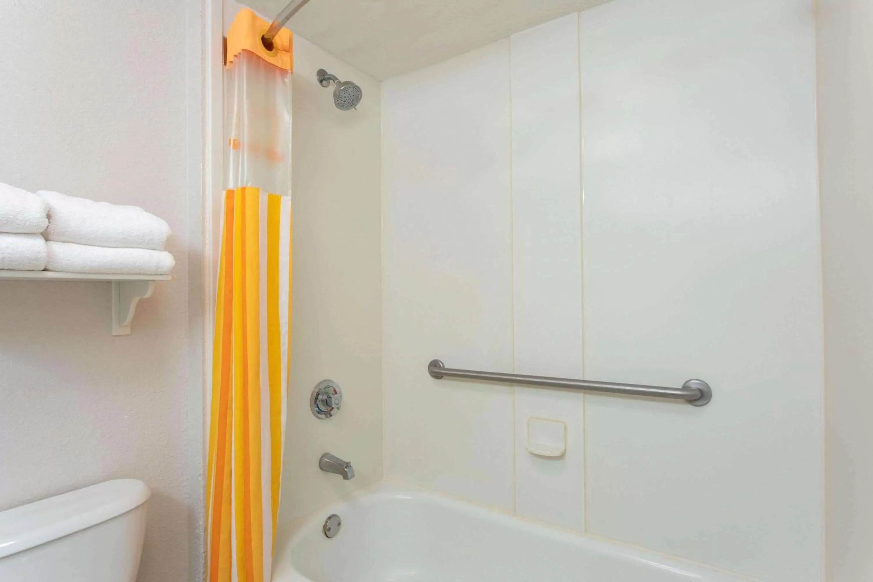 Bathroom in La Quinta by Wyndham Jacksonville Butler Blvd