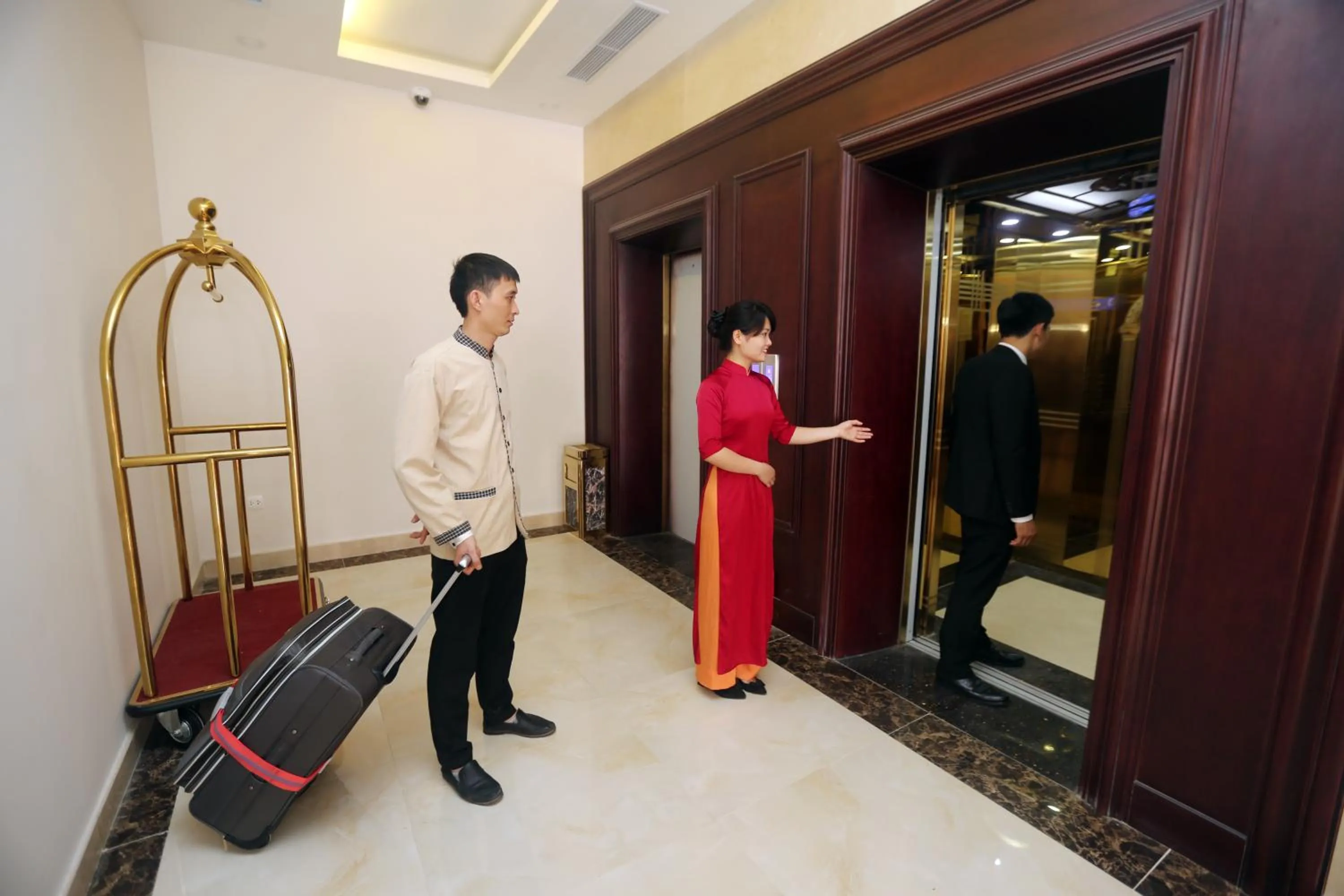 Staff in Lenid Hotel Tho Nhuom