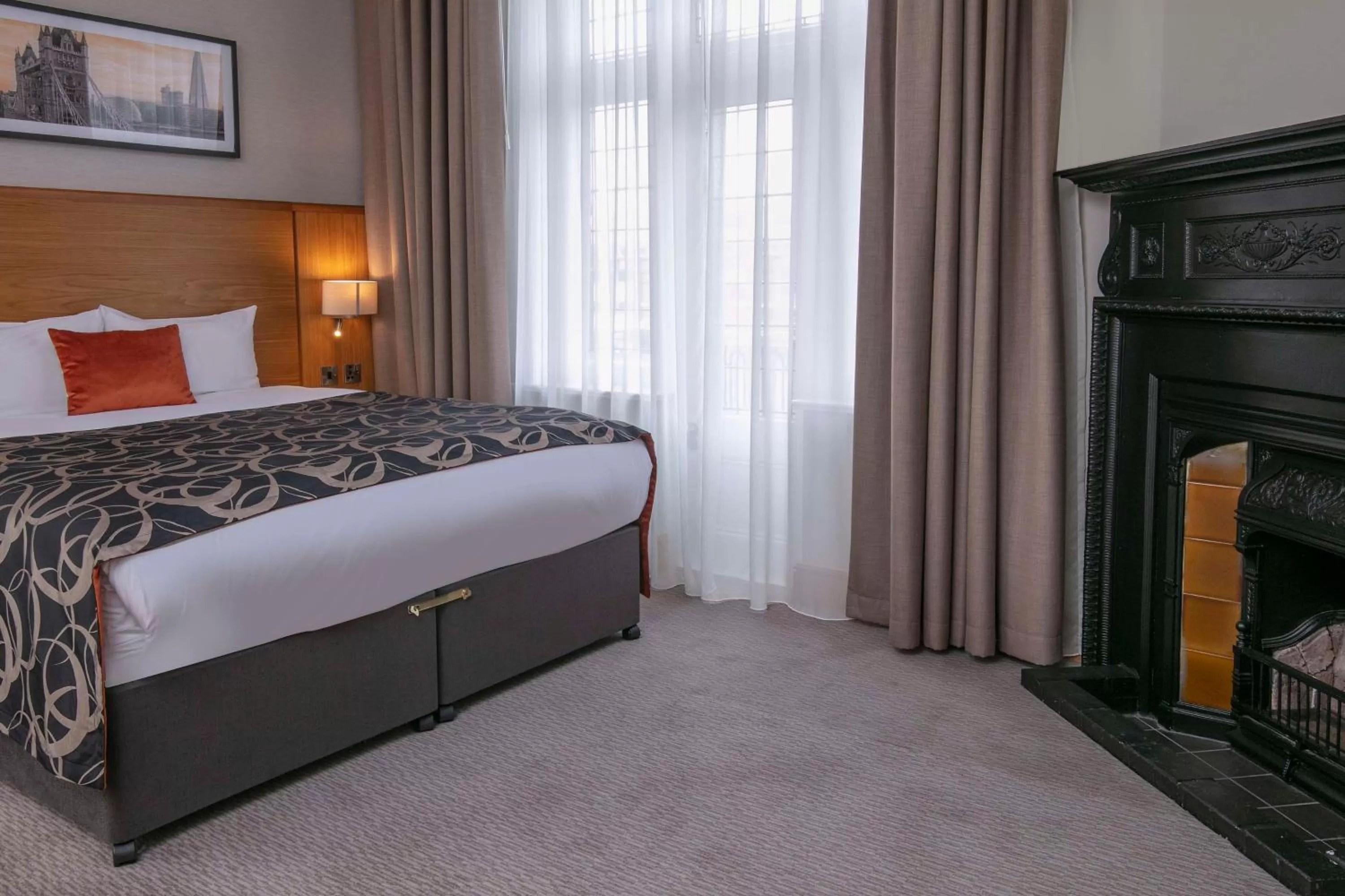 Bedroom, Bed in The Crown London, WorldHotels Distinctive