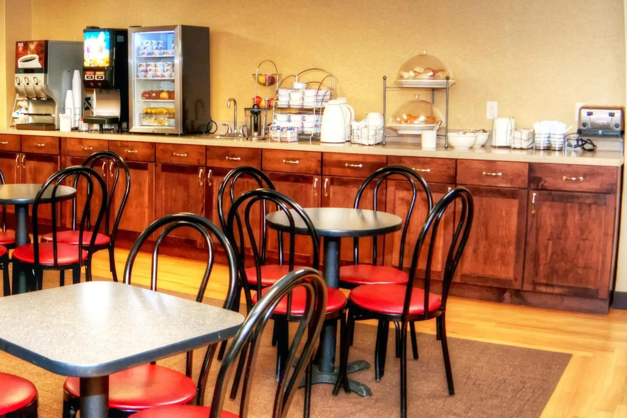 Breakfast, Restaurant/Places to Eat in Red Roof Inn Fargo - I-94/Medical Center