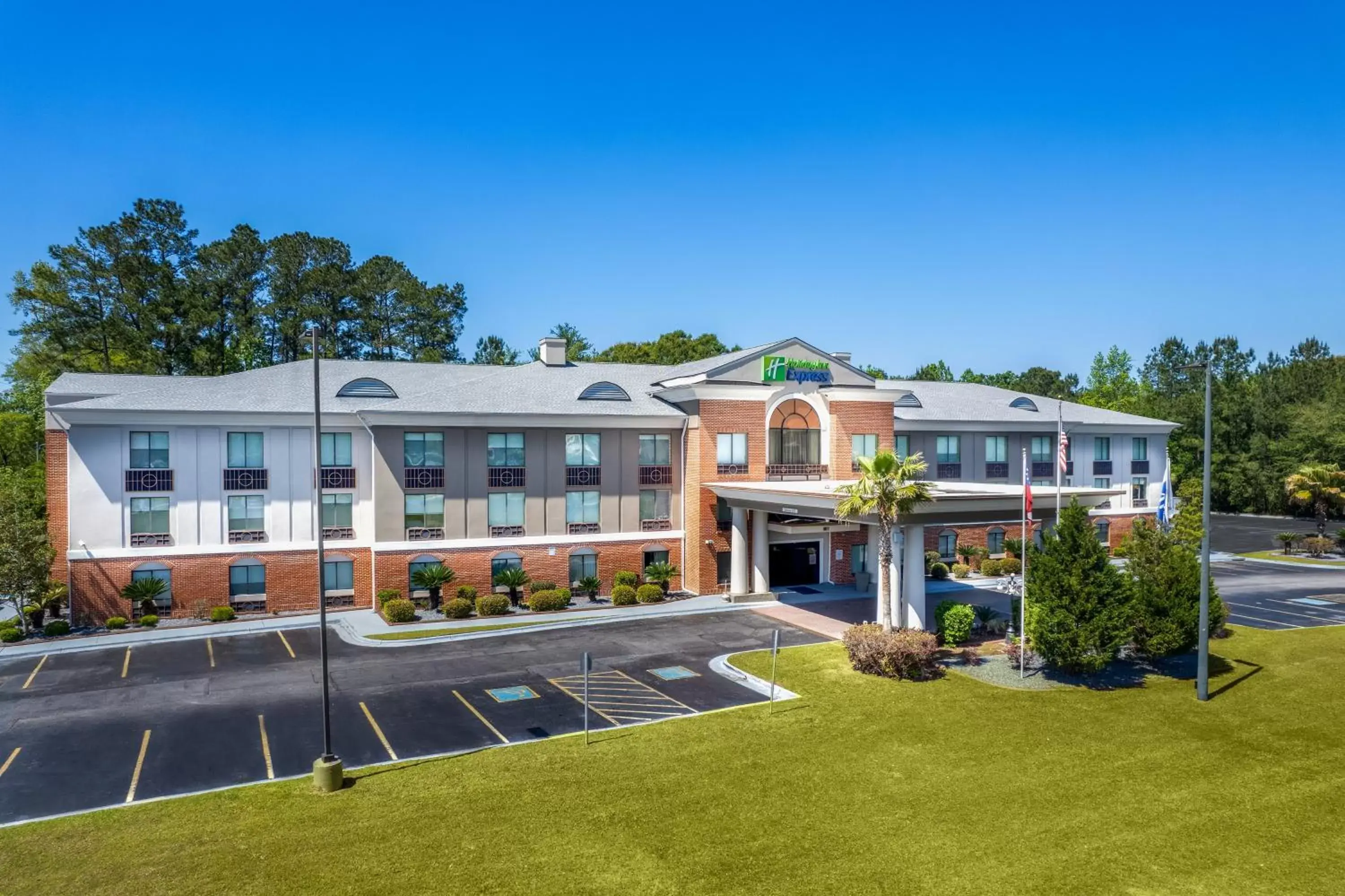 Property Building in Holiday Inn Express Hotel & Suites Hinesville, an IHG Hotel