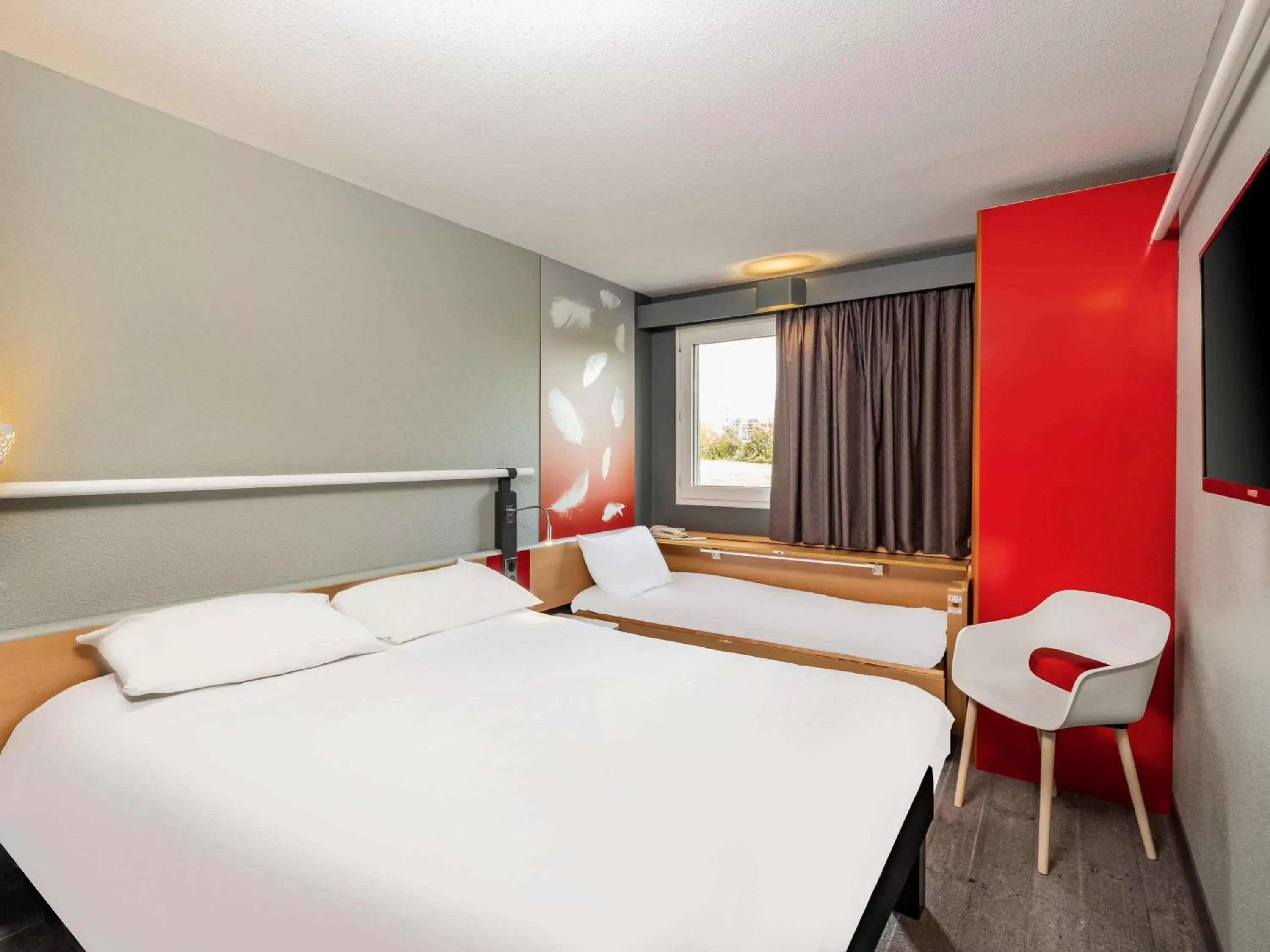 Bedroom, Bed in ibis Amboise