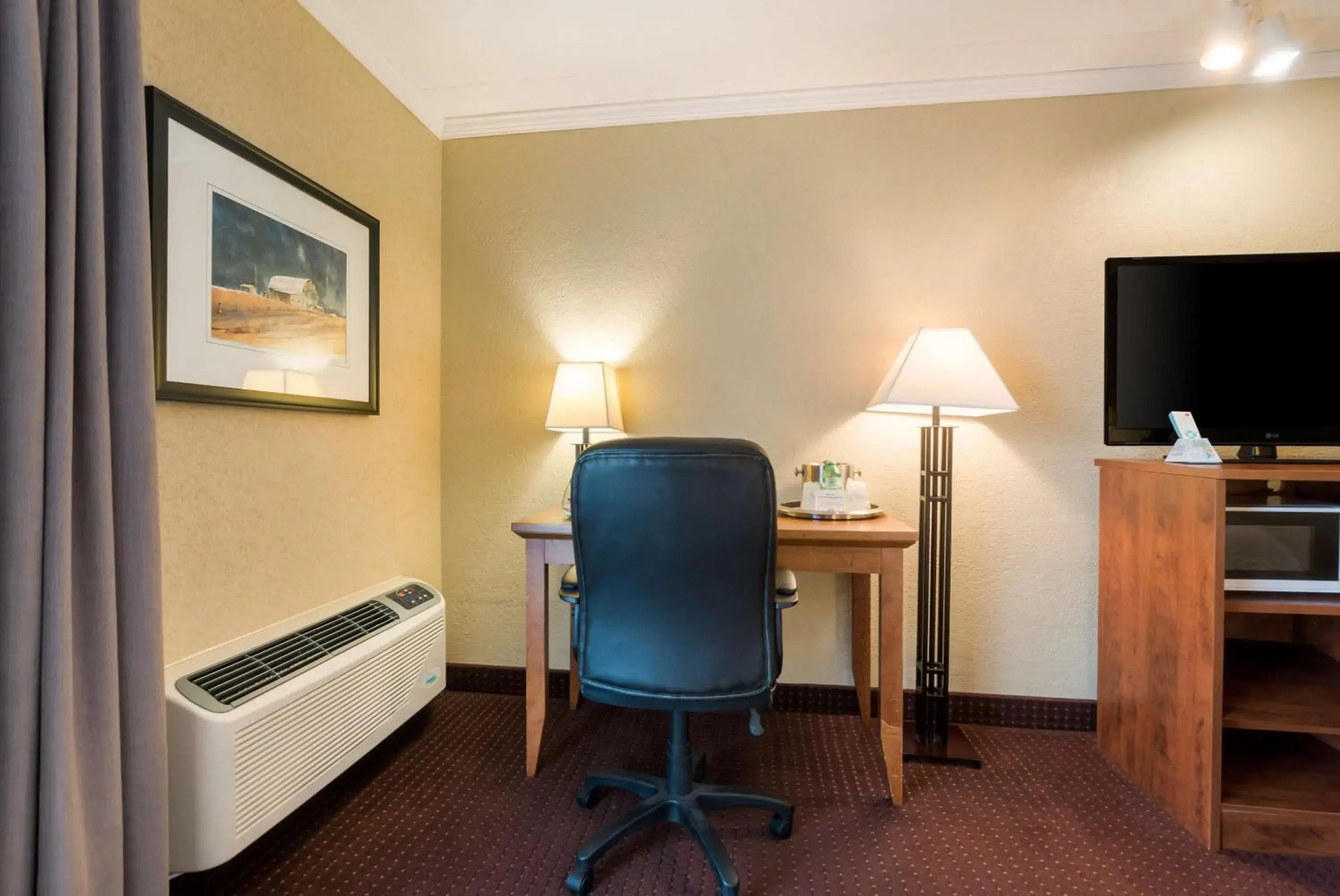 Bedroom, TV/Entertainment Center in Best Western Plus NorWester Hotel & Conference Centre