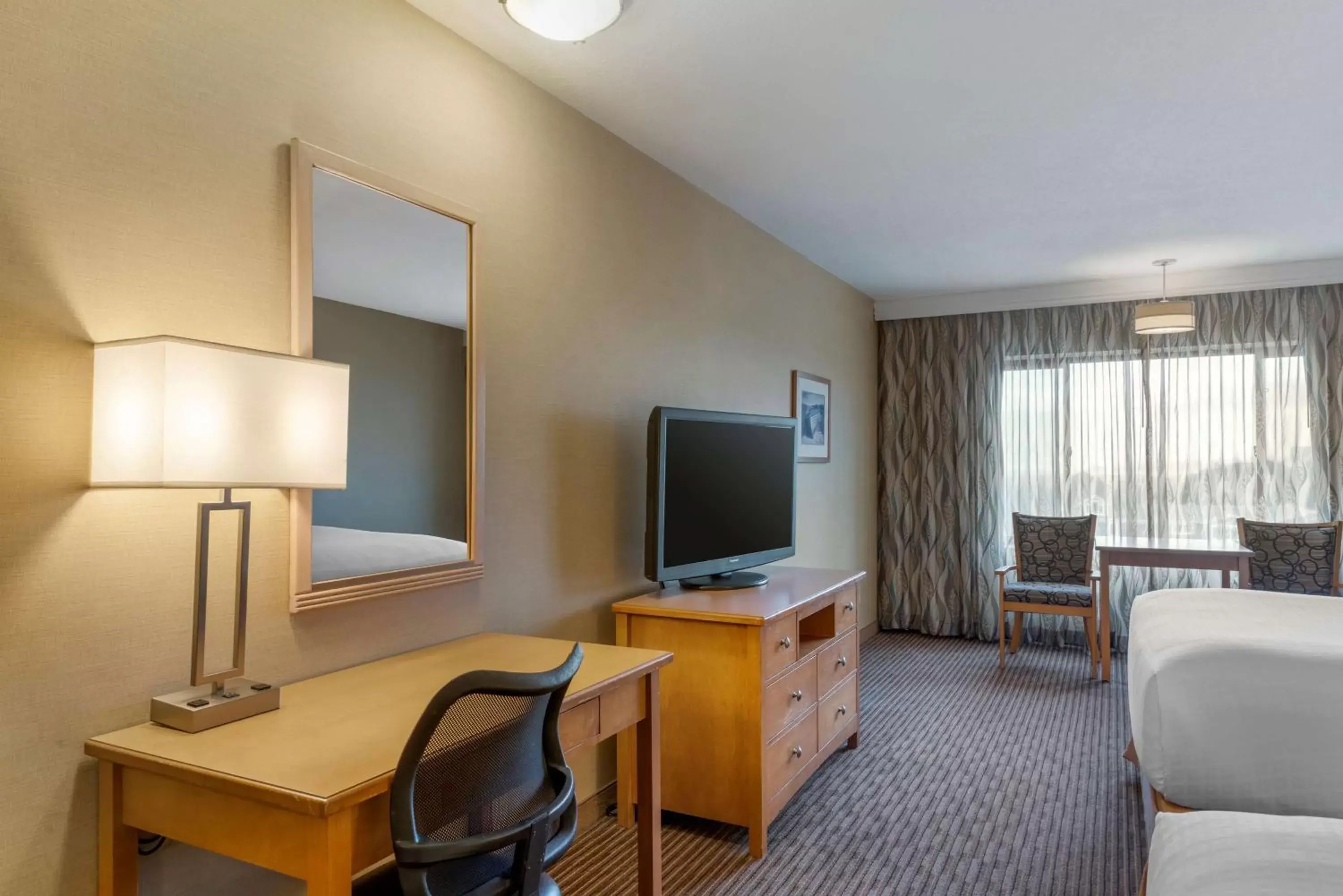 Bedroom, TV/Entertainment Center in Best Western Plus Ocean View Resort