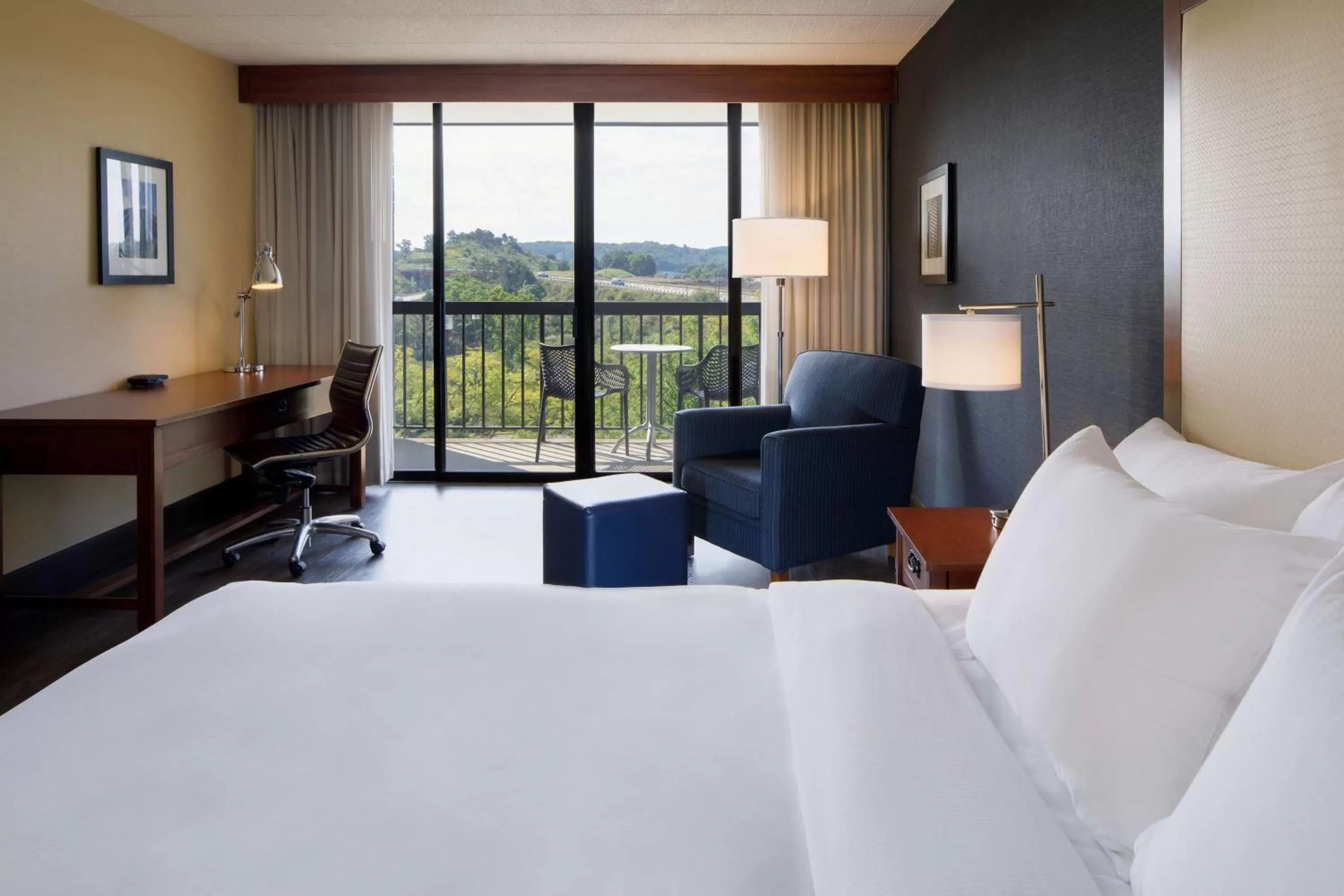 Bedroom, Bed in DoubleTree by Hilton Pittsburgh - Cranberry