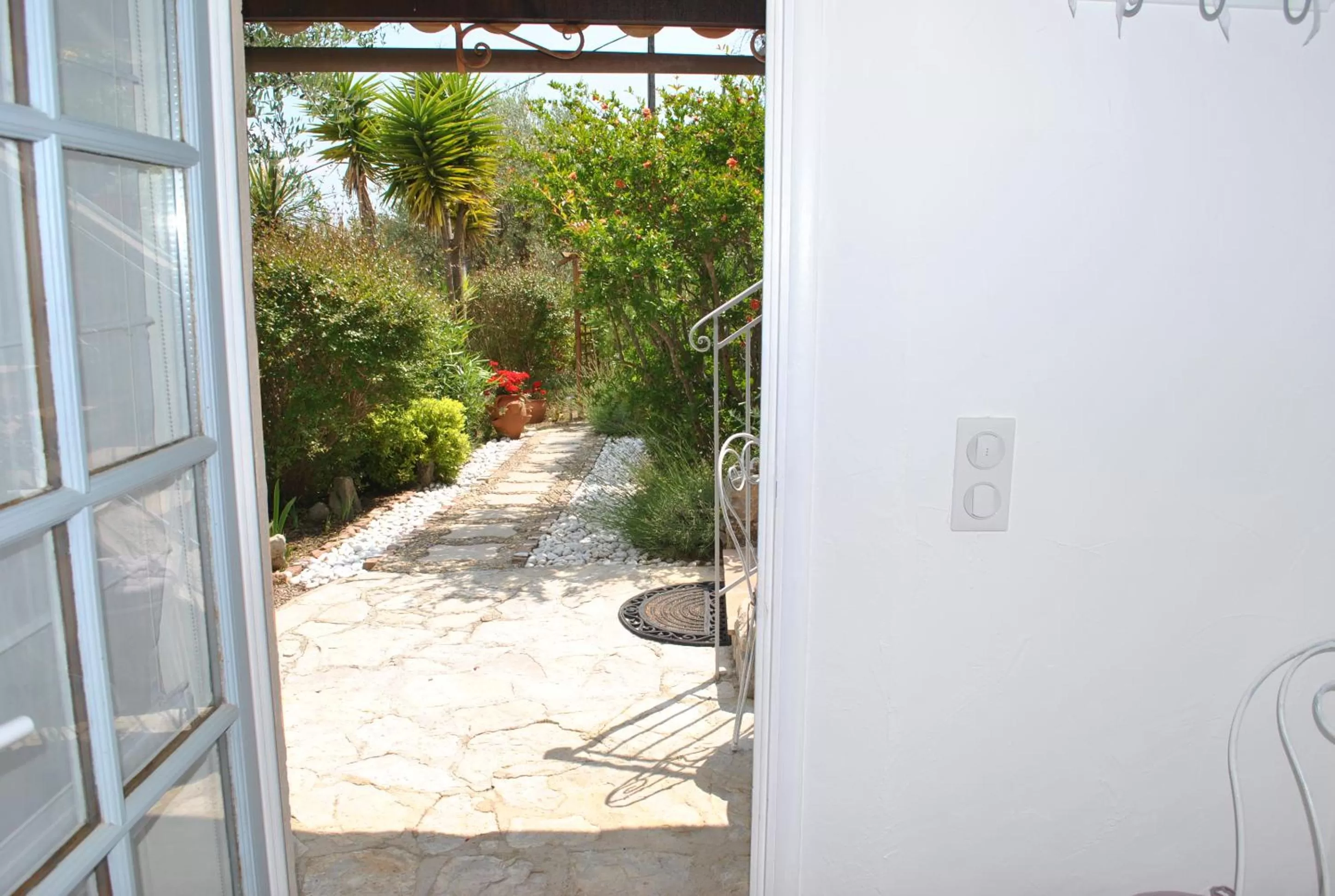 Facade/entrance in villa des oliviers