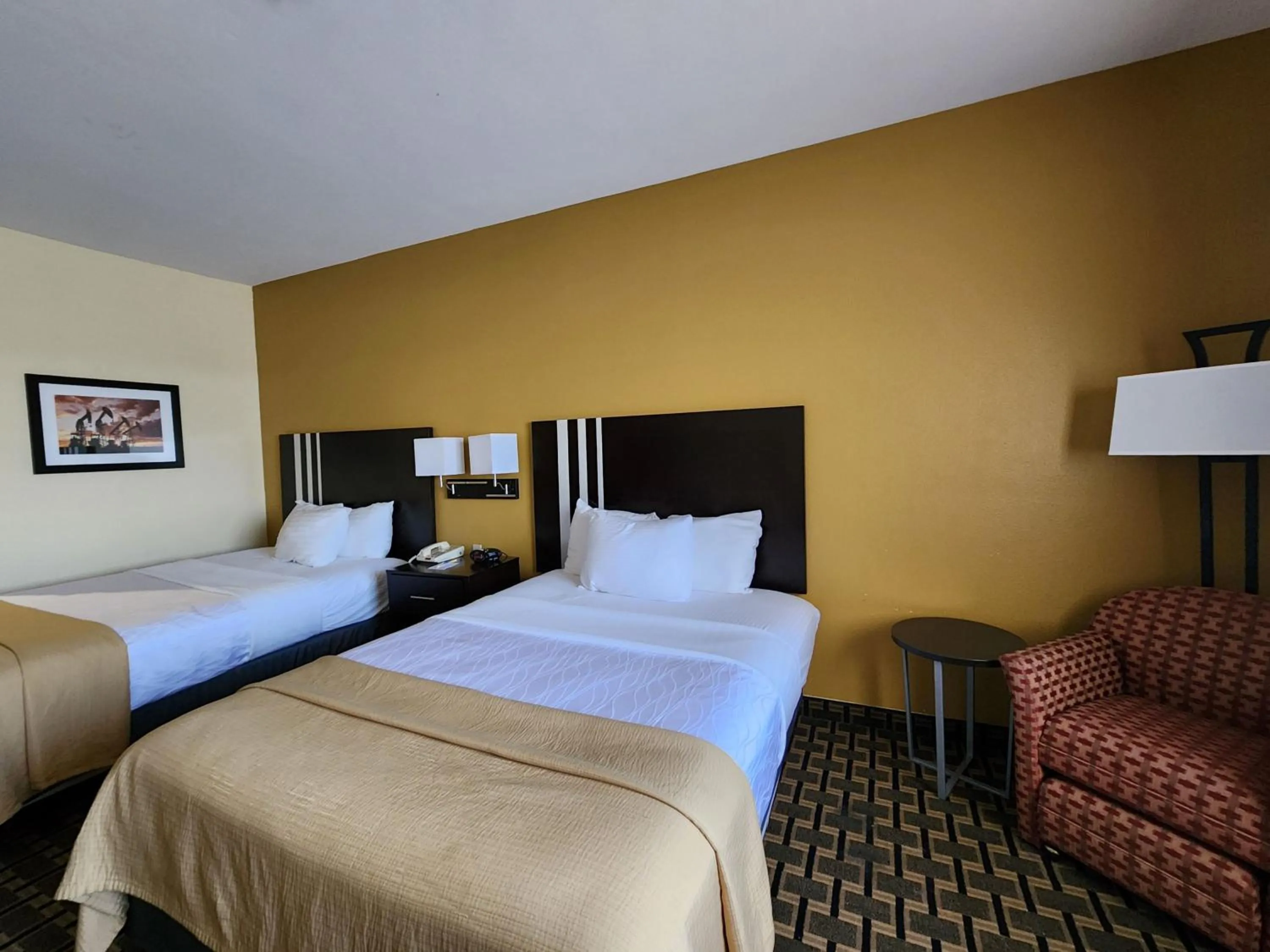 Bedroom, Bed in Days Inn & Suites by Wyndham Sam Houston Tollway