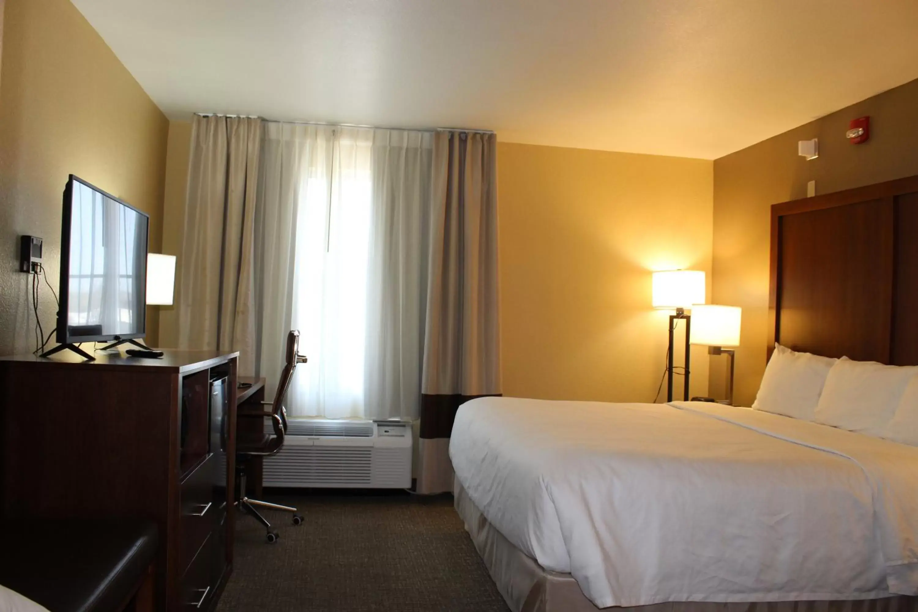 Photo of the whole room, Bed in Comfort Inn Green Valley I-19