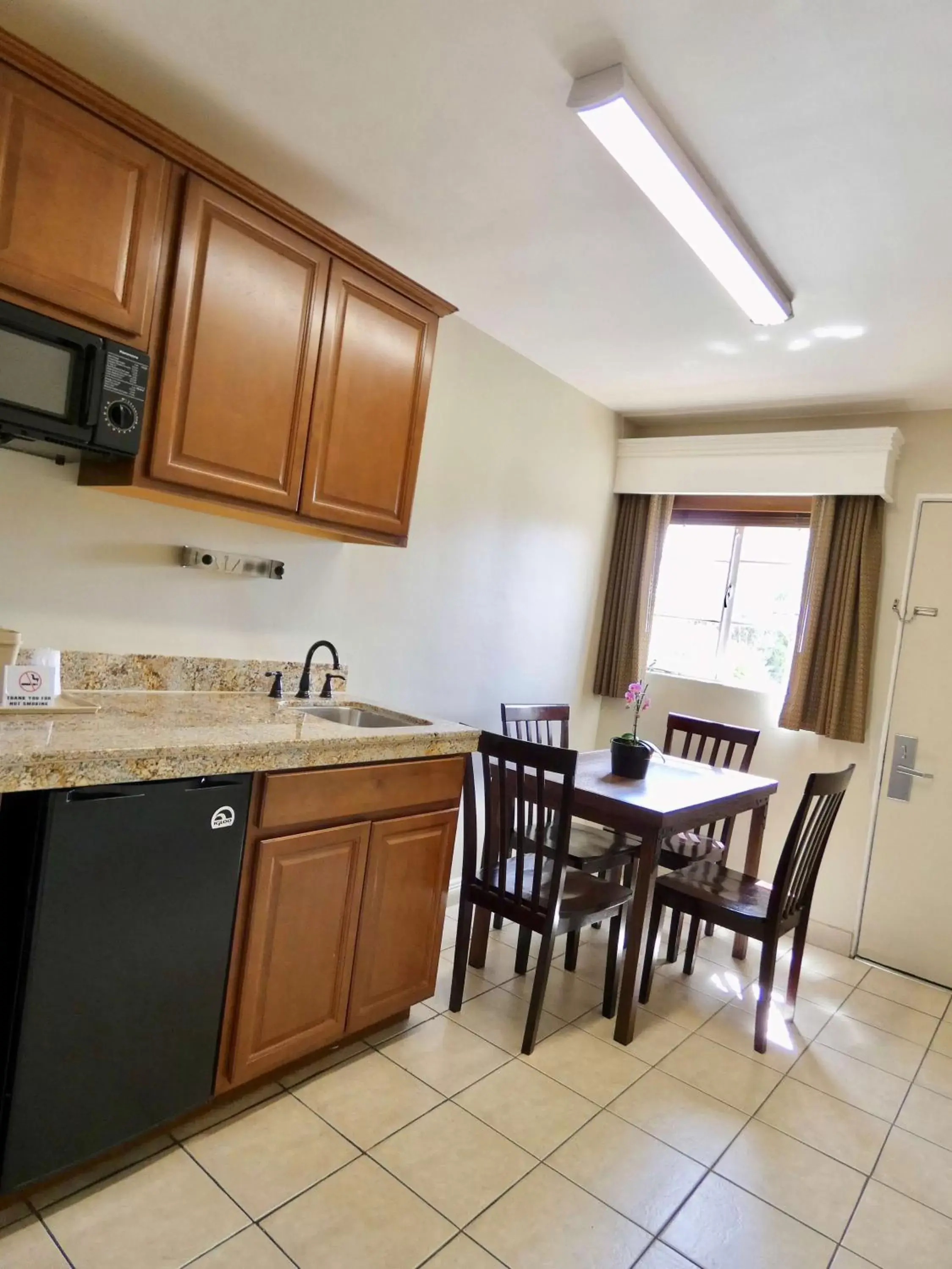 Kitchen/Kitchenette in Best Western Rancho Grande