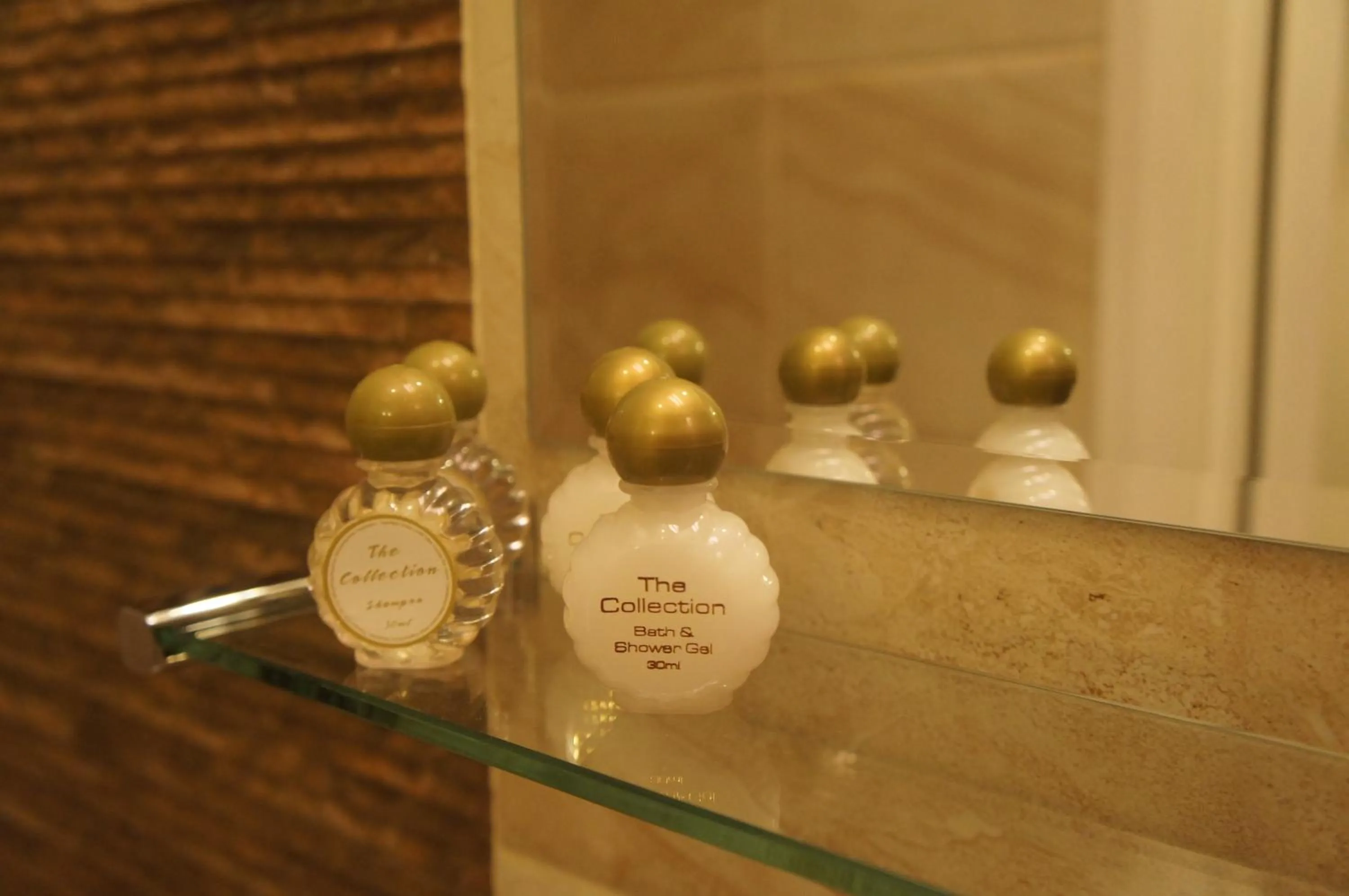 Bathroom in Sapphire Hotel London