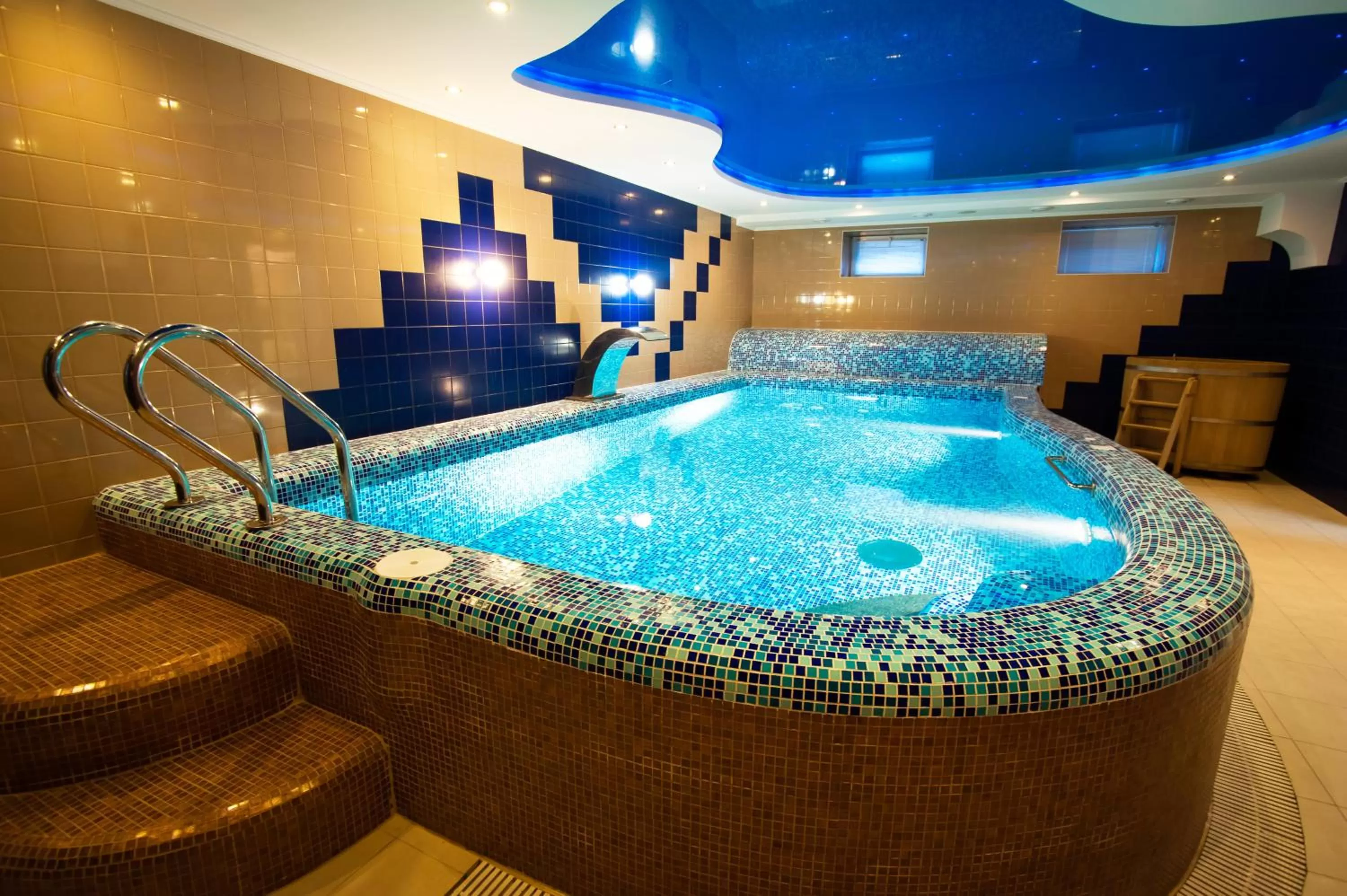 Swimming pool in Harvest