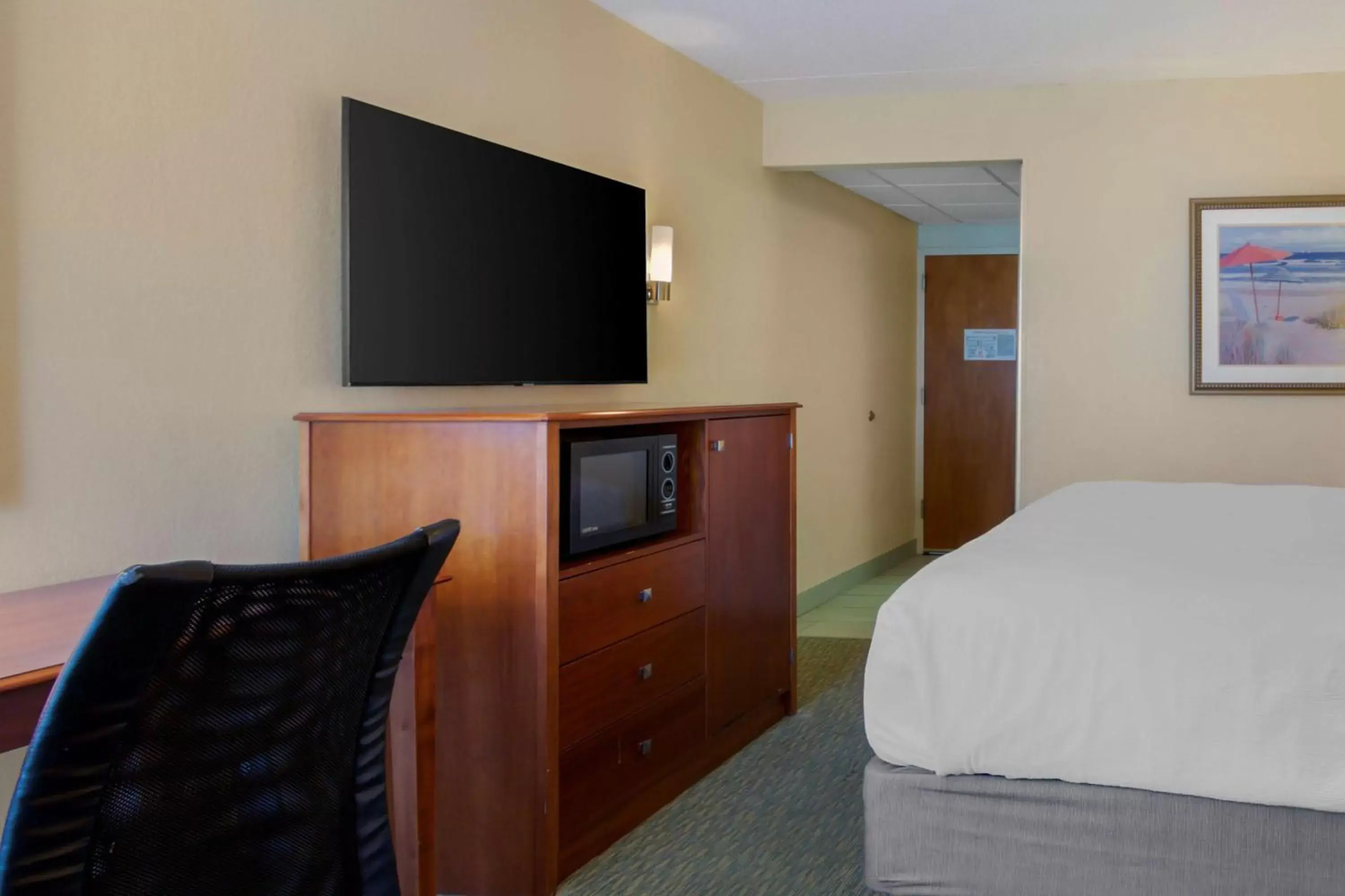 Bedroom, TV/Entertainment Center in Best Western Plus Wilmington / Wrightsville Beach