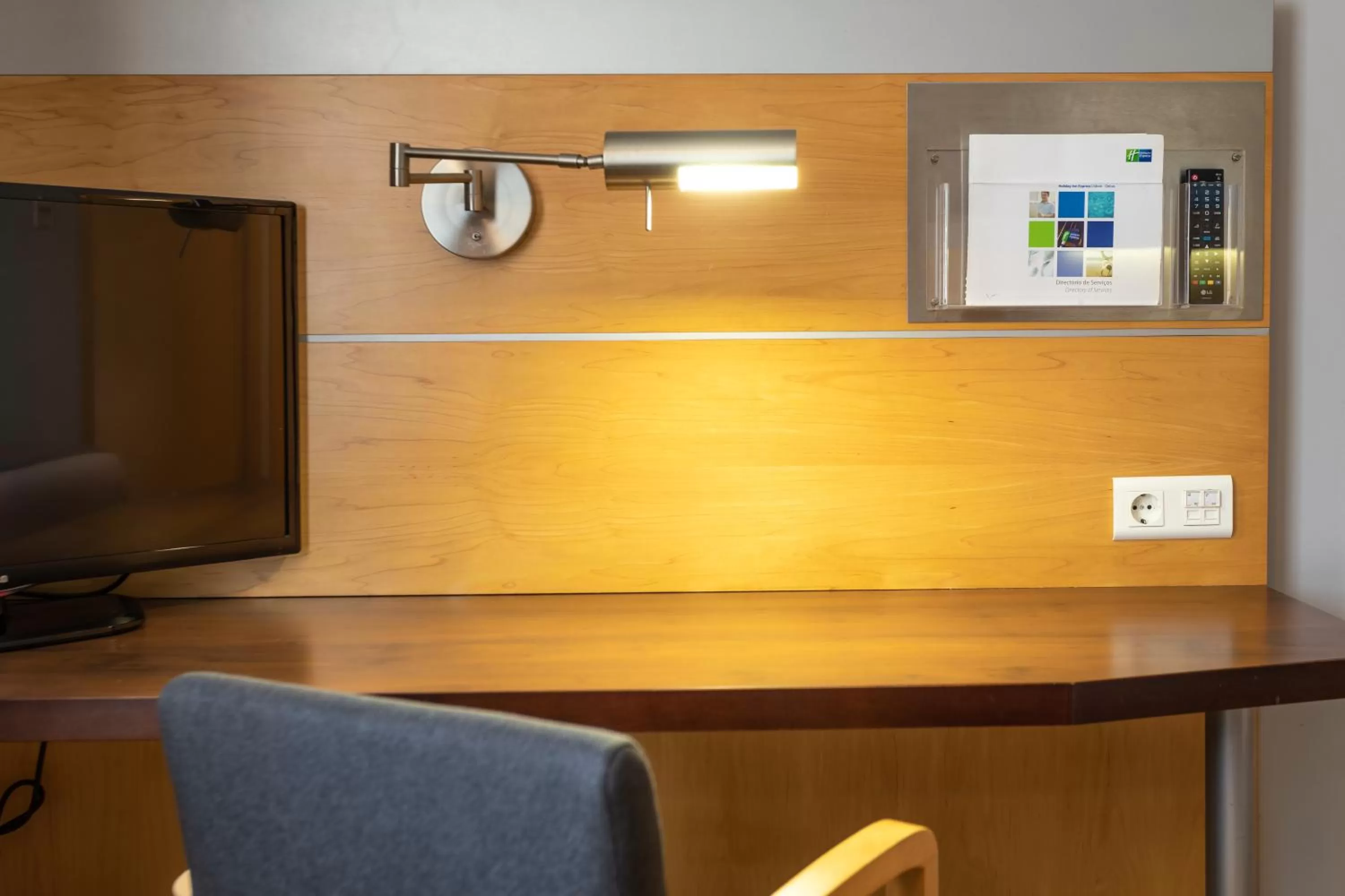 TV and multimedia in Holiday Inn Express Lisbon-Oeiras by IHG