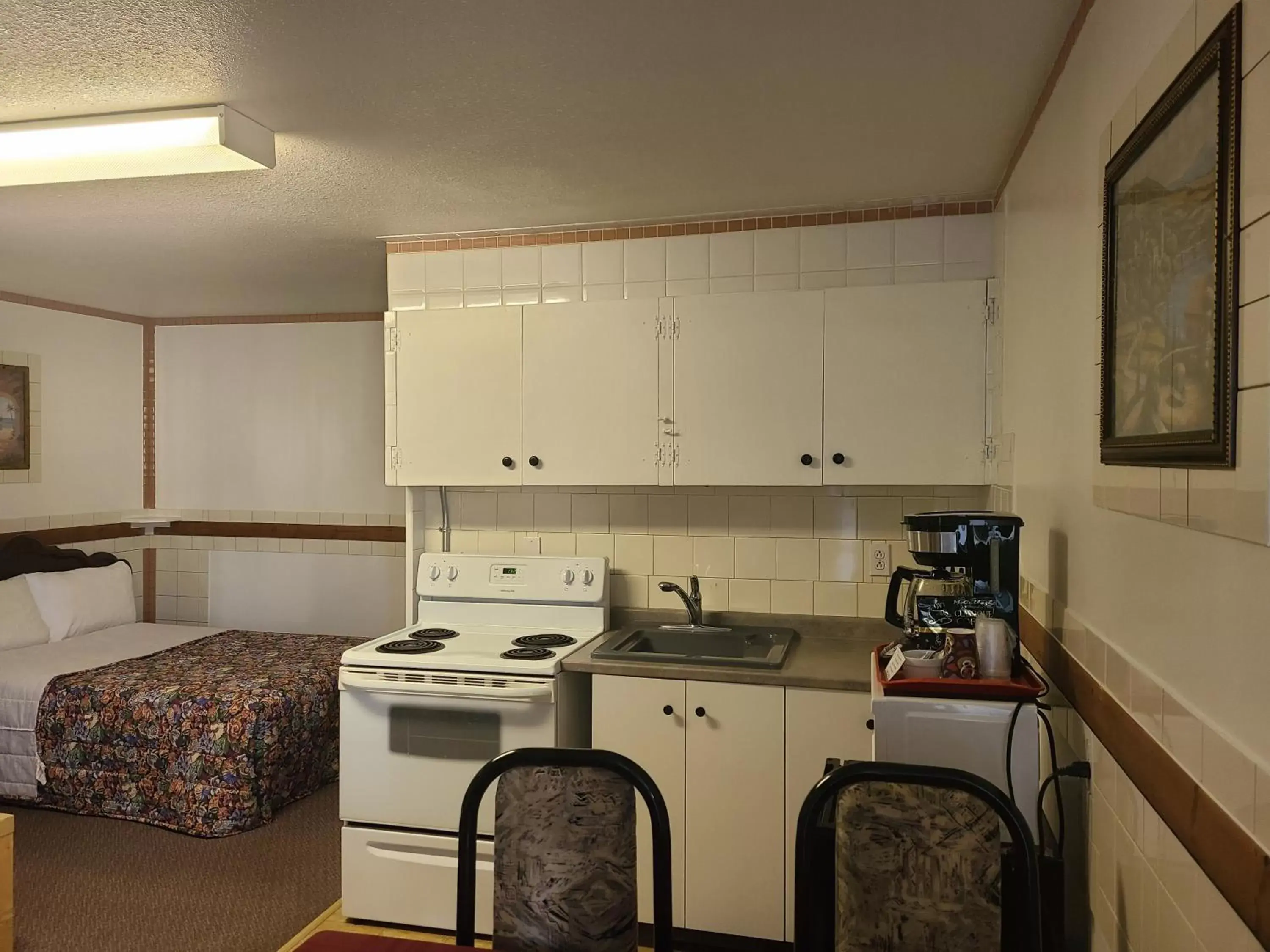Bed, Kitchen/Kitchenette in Vista Motel