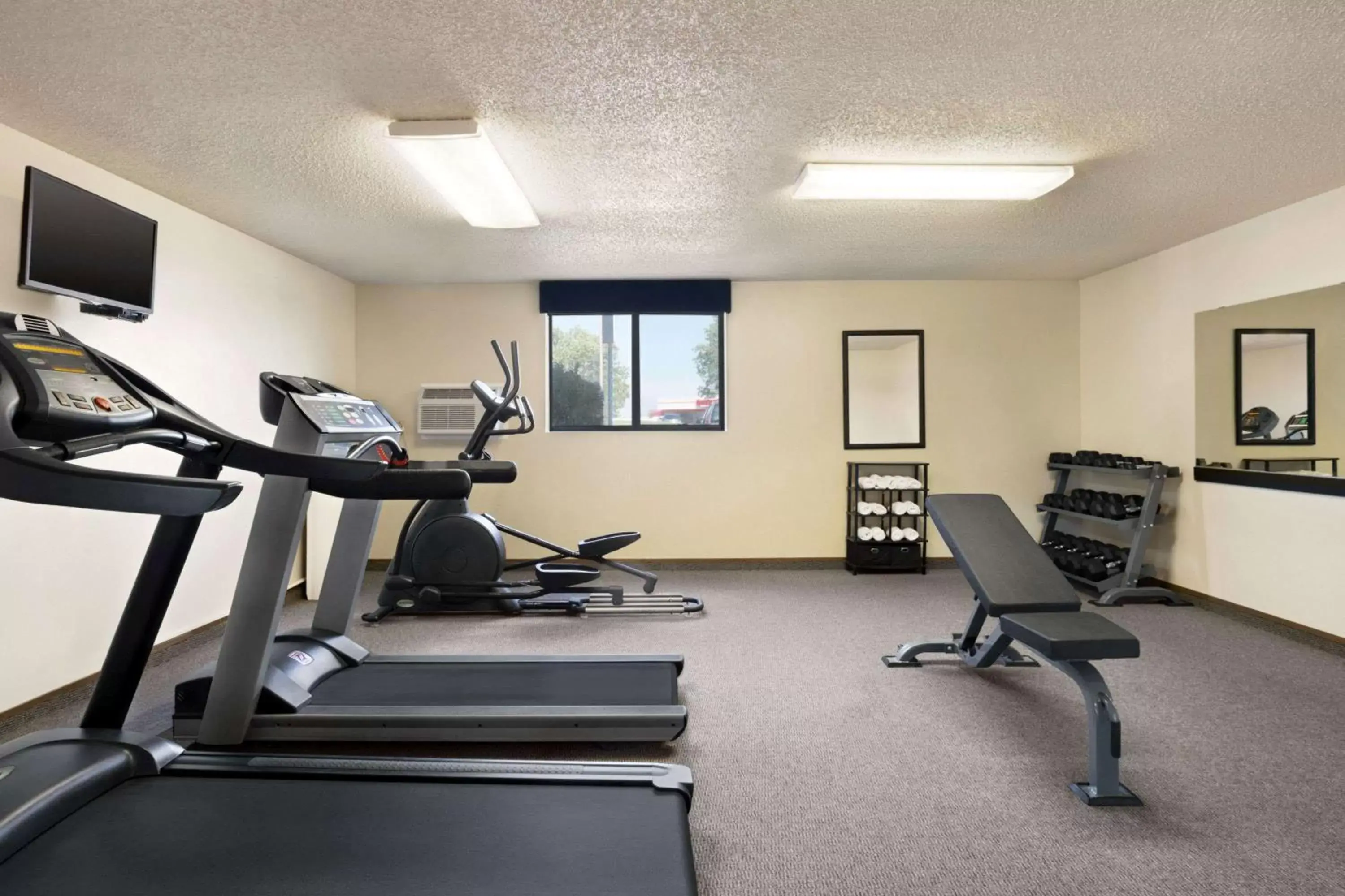 Fitness centre/facilities, Fitness Center/Facilities in Super 8 by Wyndham Lincoln North