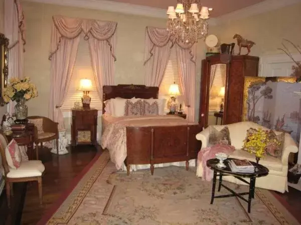 Room Photo in Belle Oaks Inn