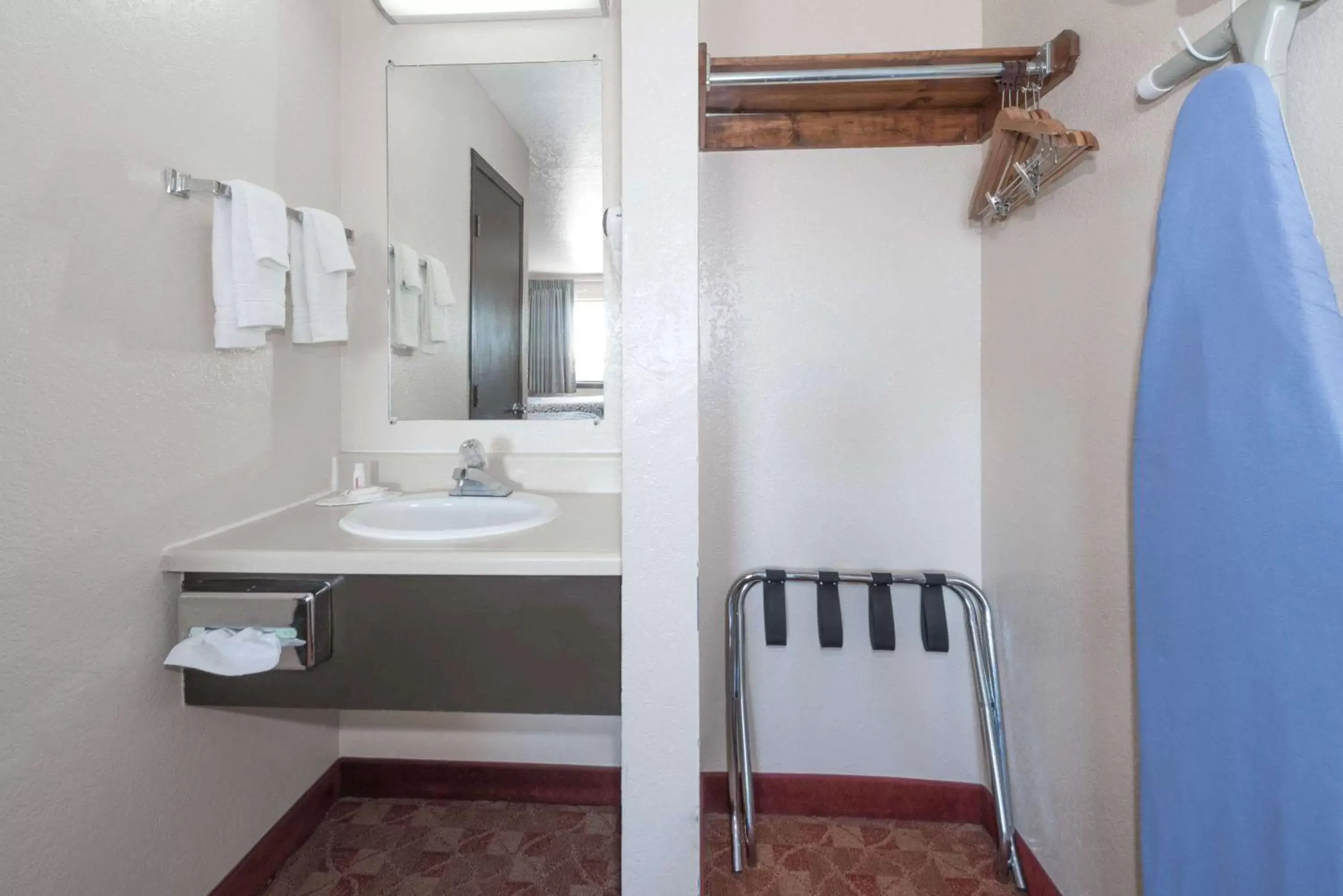 Photo of the whole room, Bathroom in Days Inn by Wyndham Russell