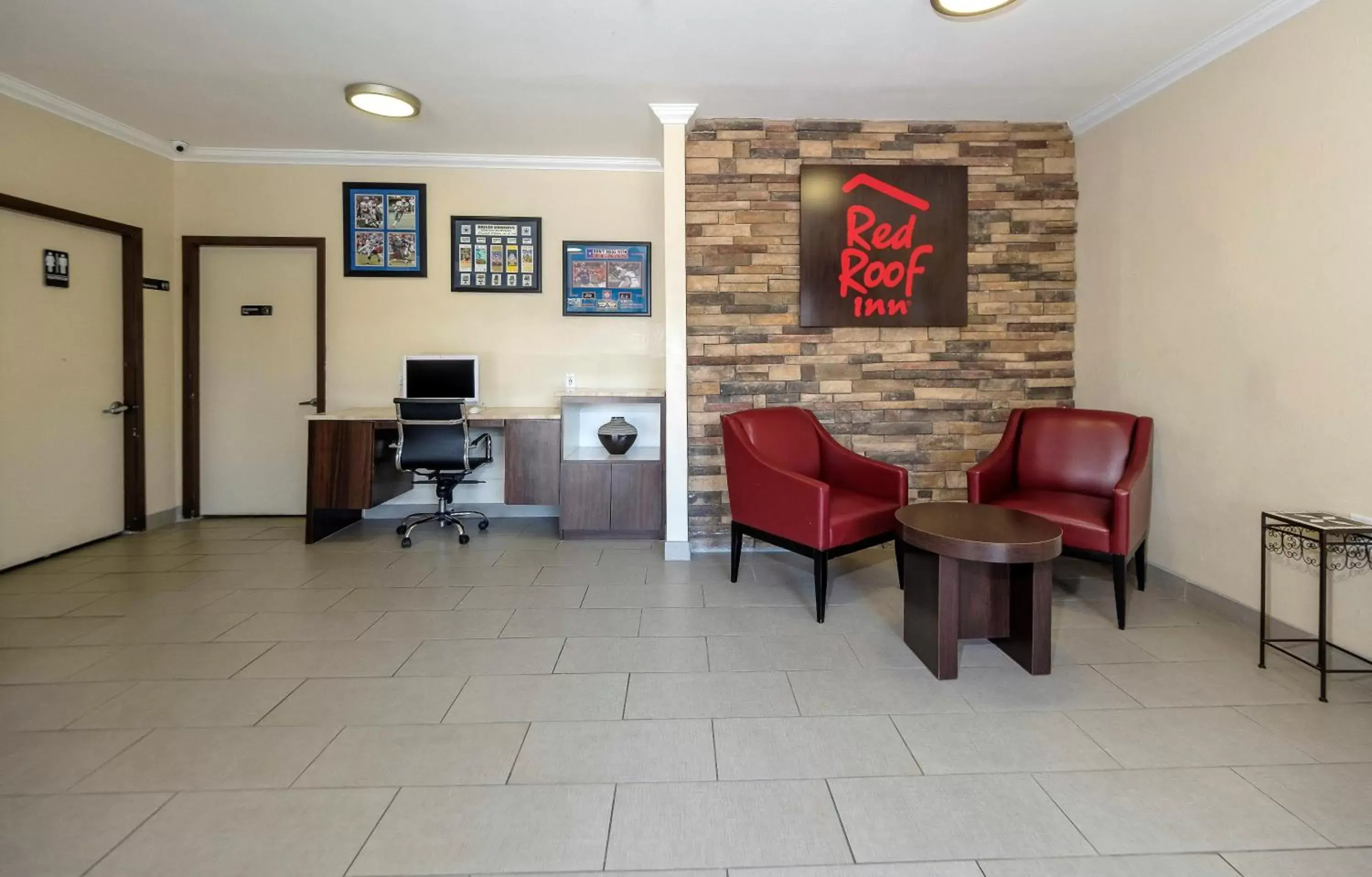 Lobby or reception, Lounge/Bar in Red Roof Inn Arlington - Entertainment District