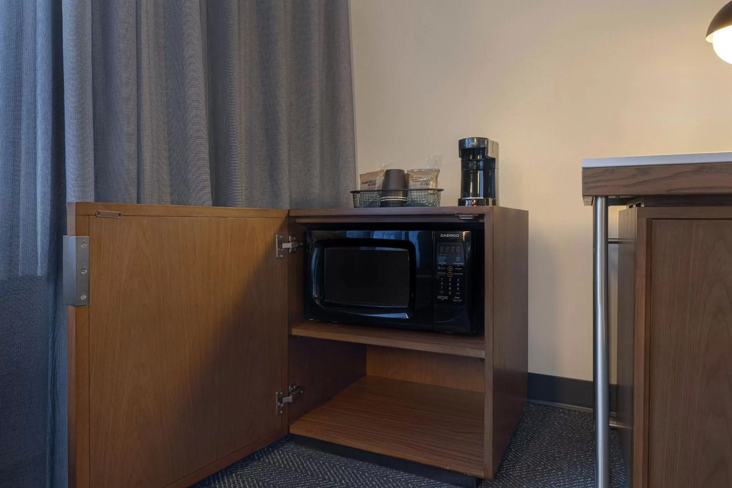 Photo of the whole room, TV/Entertainment Center in Courtyard by Marriott Portland Southeast/Clackamas