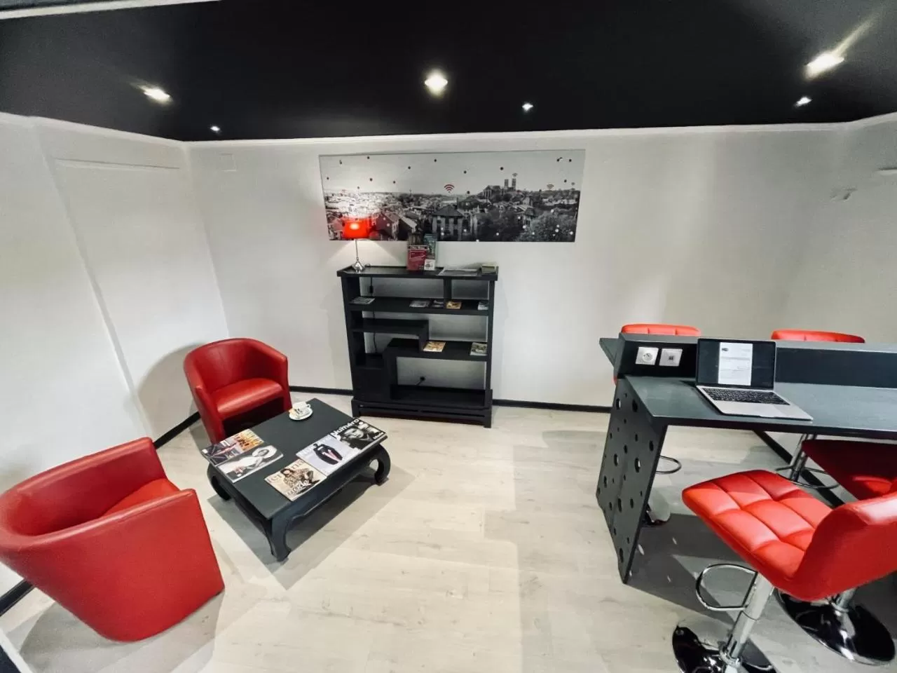 Lobby or reception in Hôtel Restaurant le Privilège - authentic by balladins