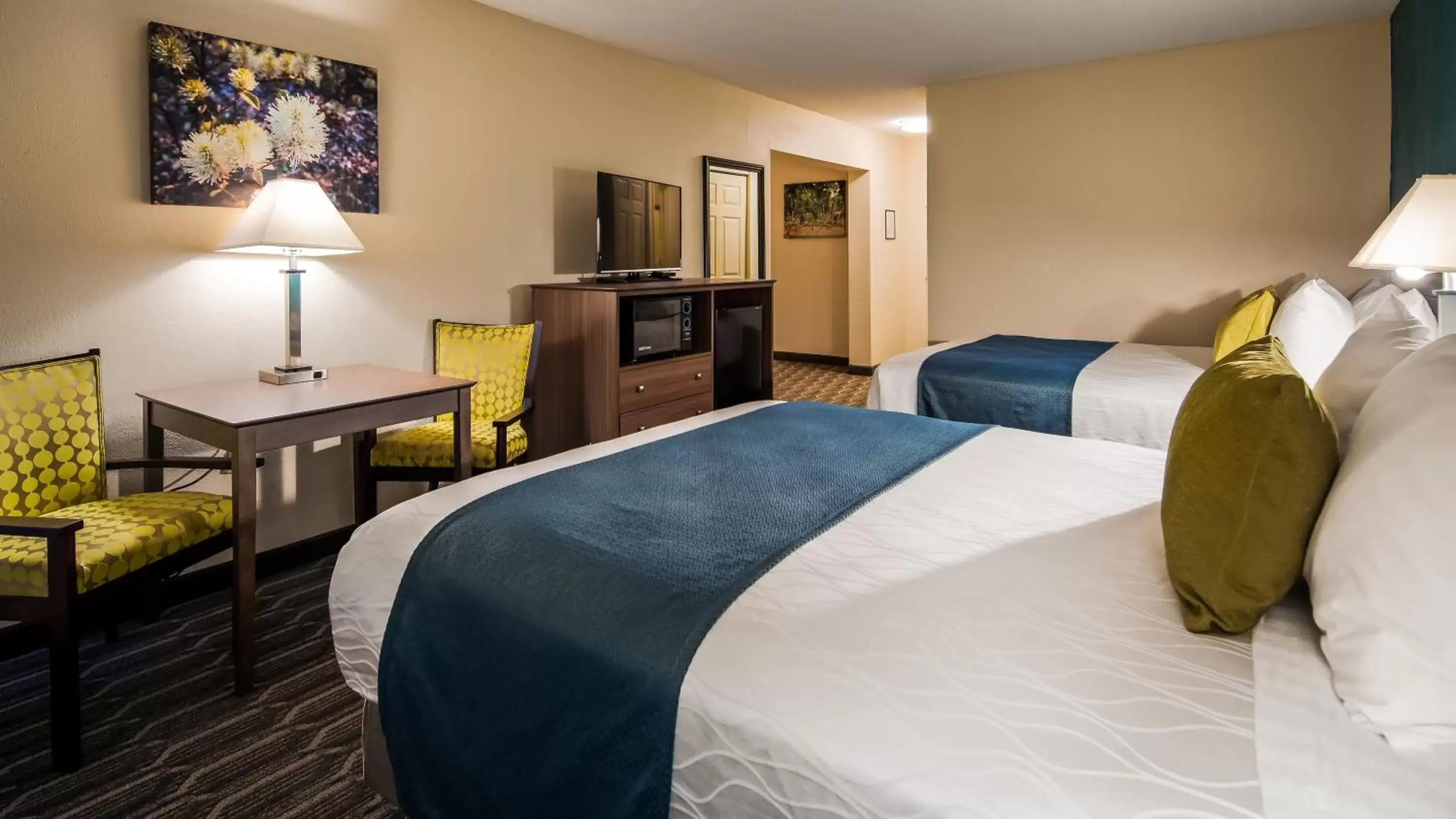 Photo of the whole room, Bed in Best Western Plus Yadkin Valley Inn & Suites