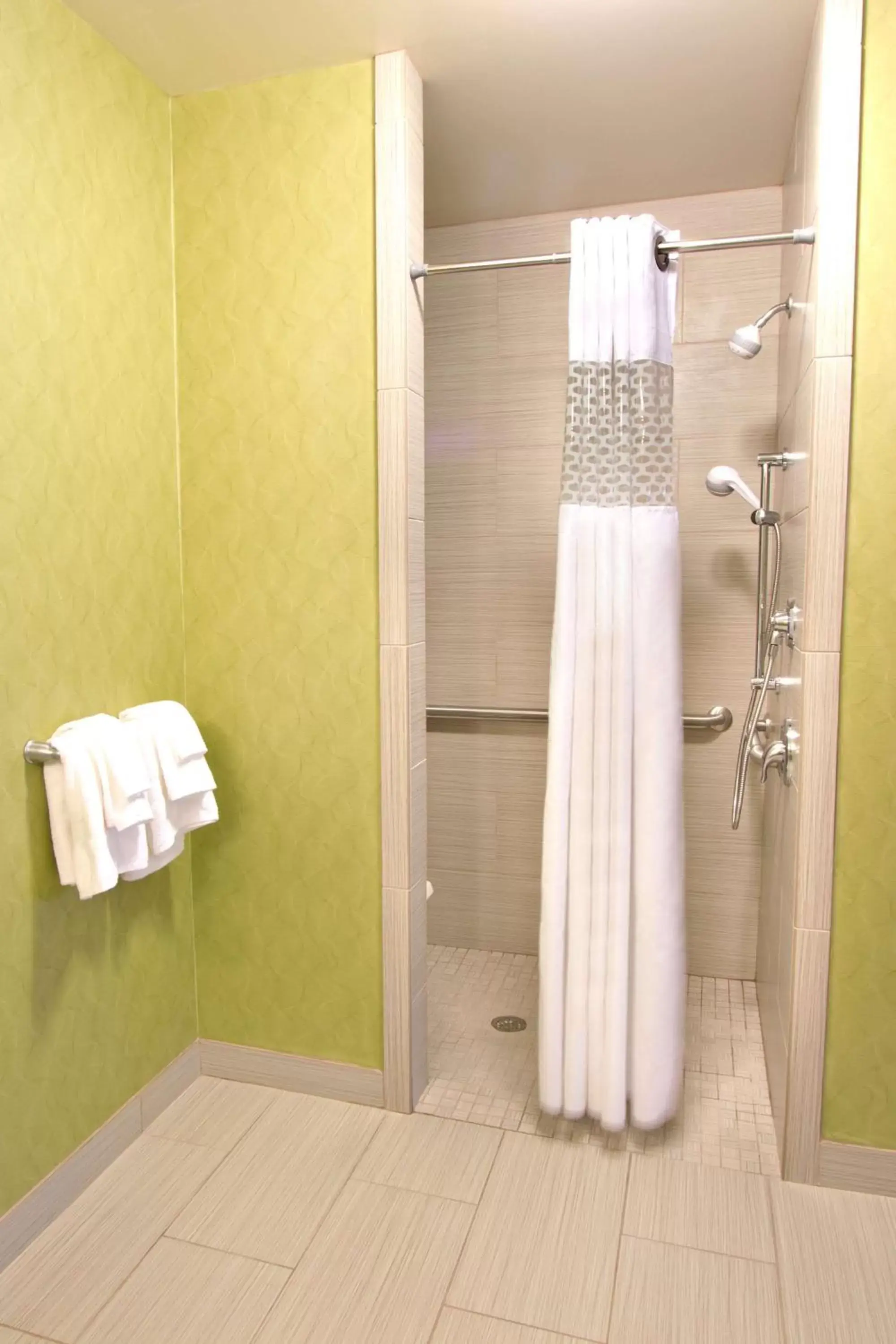 Bed, Bathroom in Hampton Inn & Suites Salt Lake City/Farmington