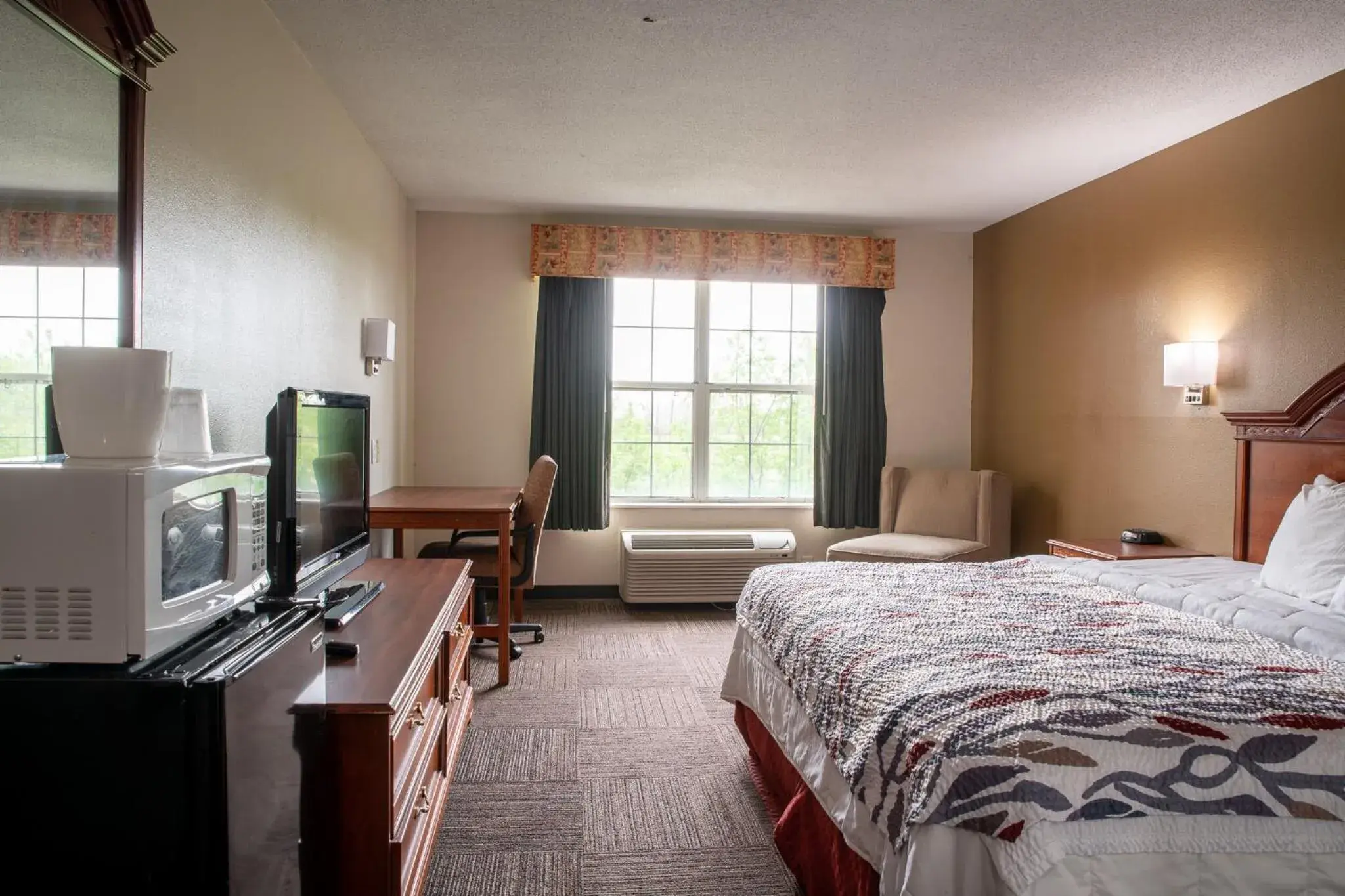 Area and facilities in BlissPoint Inn & Suites Marion