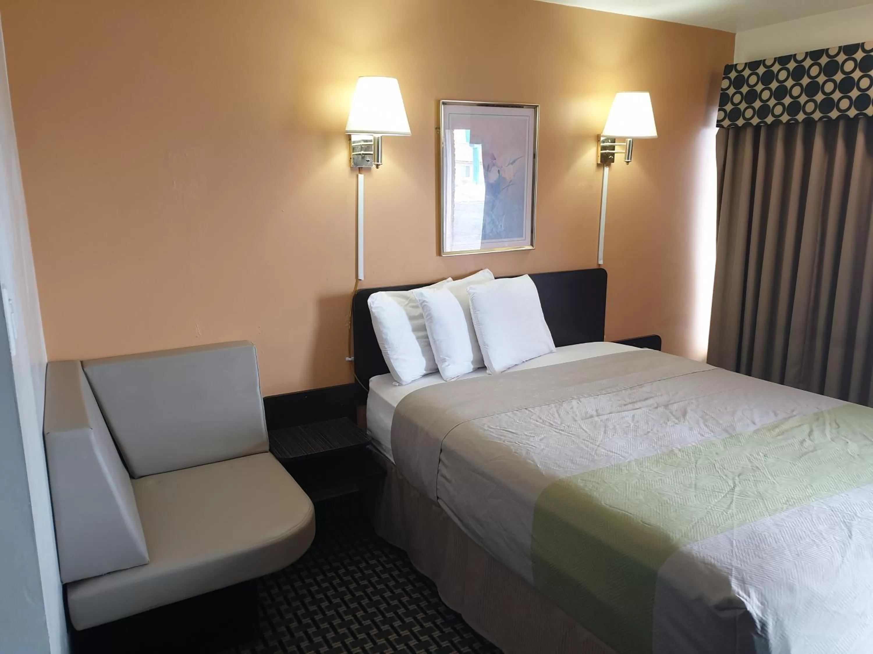 Bed in Split Mountain Motel