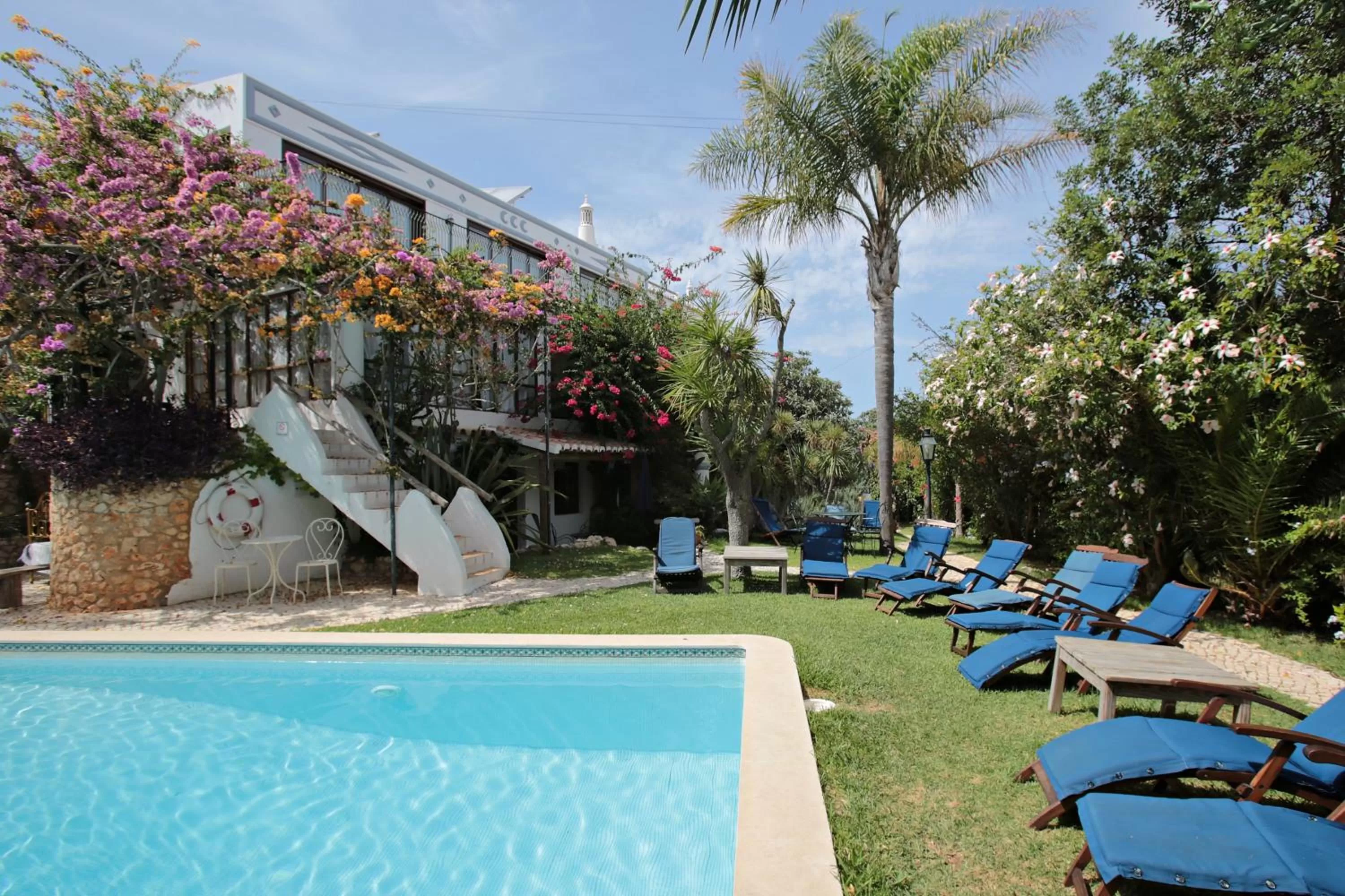 Garden, Swimming Pool in Uma Casa a Beira Sol
