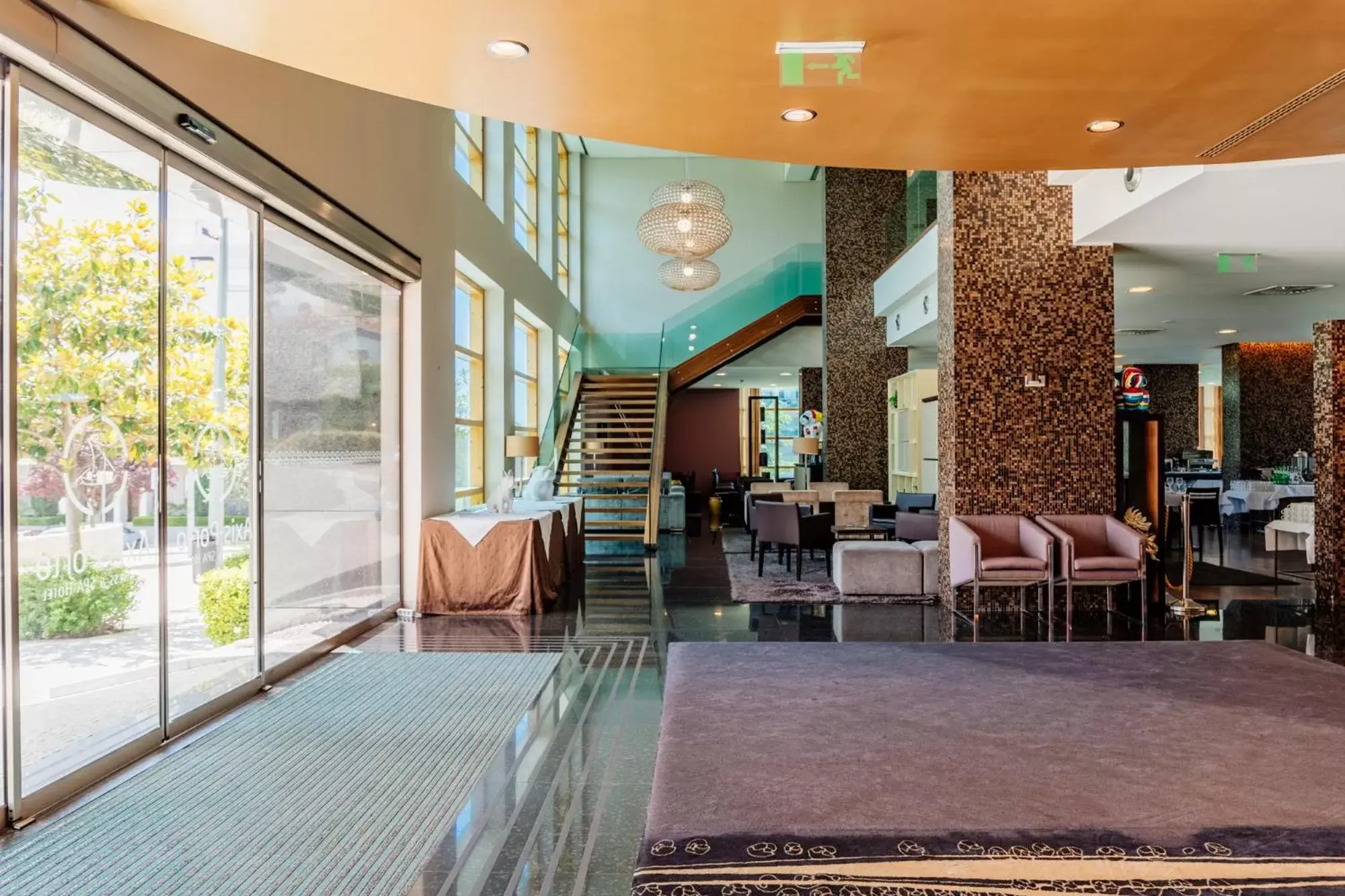 Lobby or reception in Axis Porto Business & Spa Hotel