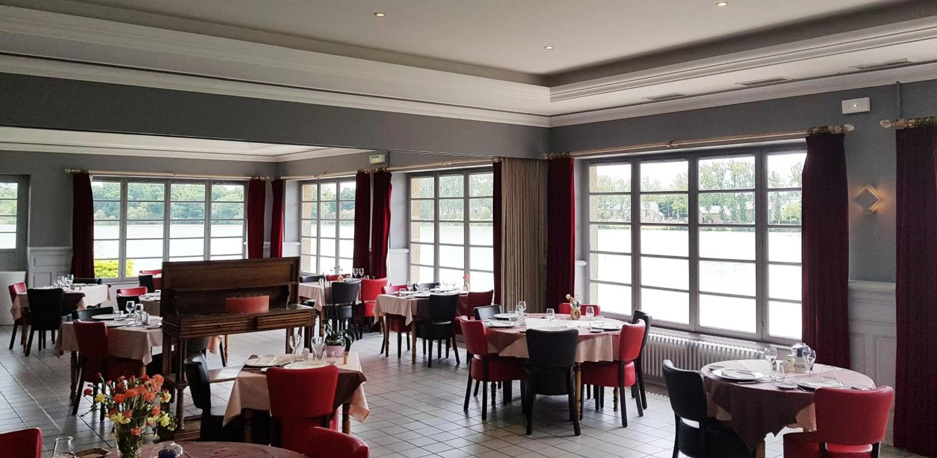 Restaurant/places to eat in Hôtel Restaurant du Lac