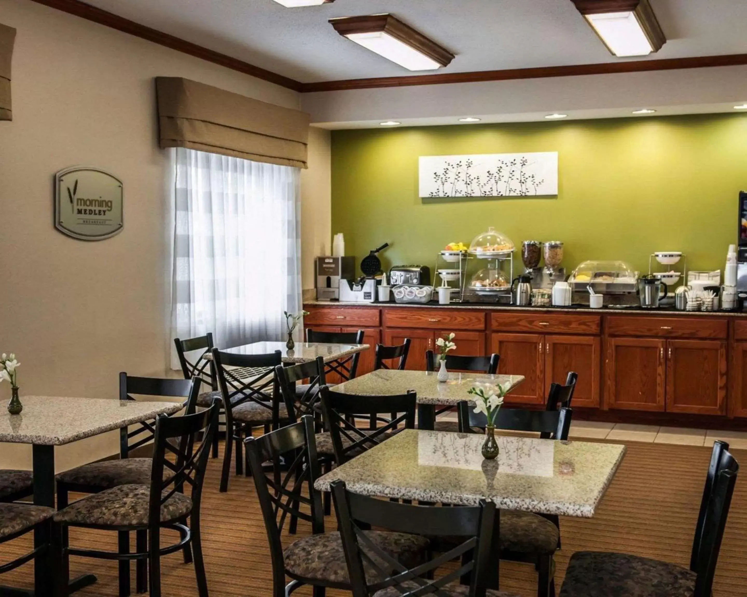 Restaurant/Places to Eat in Sleep Inn South Bend Airport