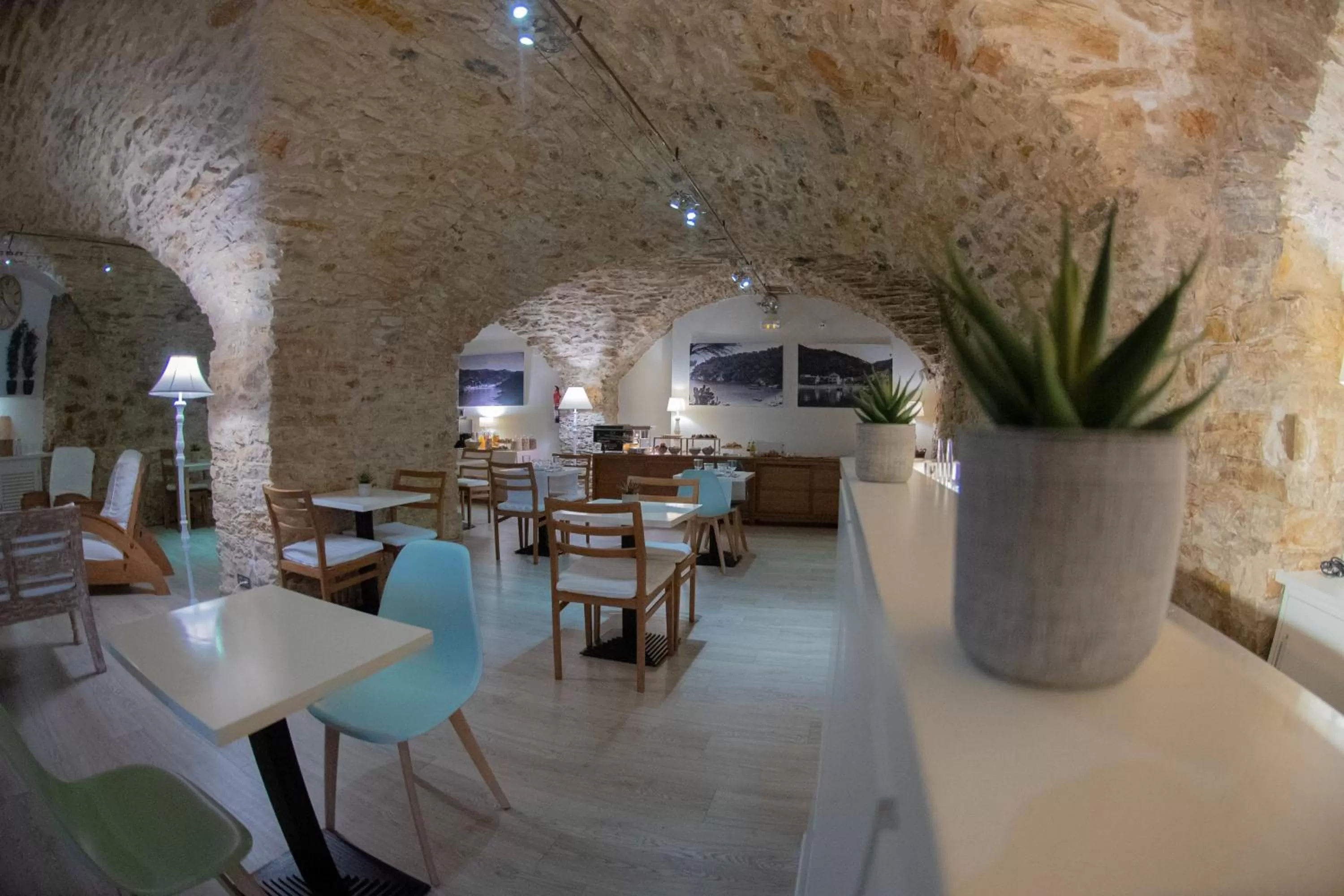 Restaurant/places to eat in El Petit Convent
