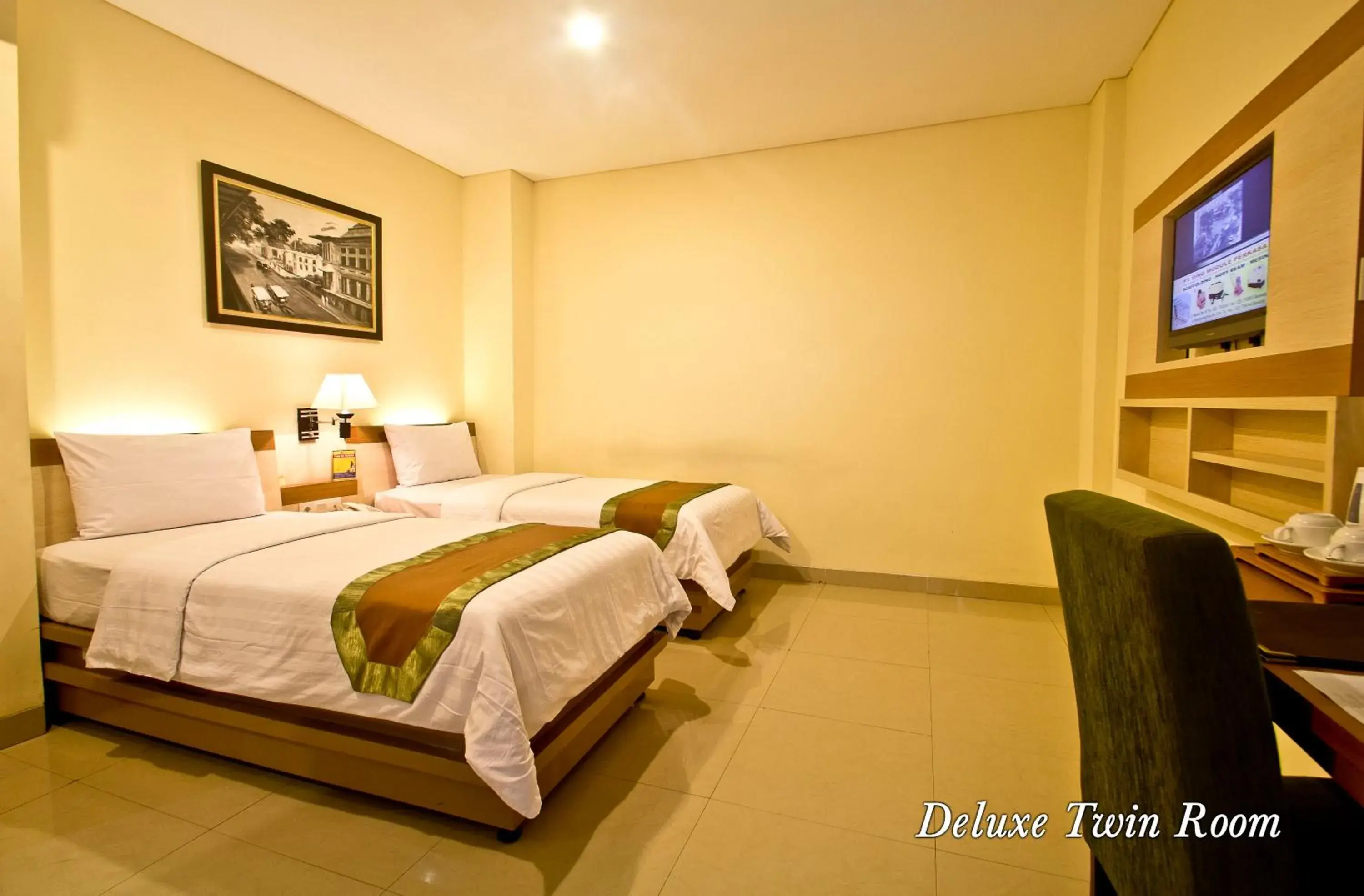 Photo of the whole room, Bed in De Batara Hotel