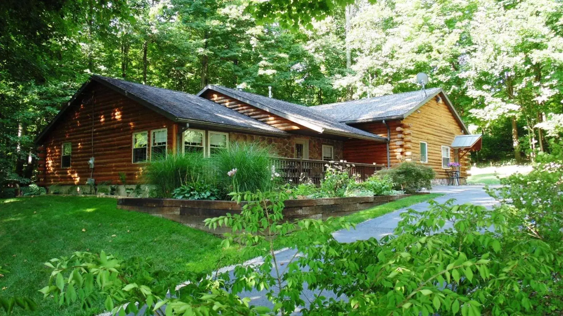 Property Building in Sojourner's Lodge & Log Cabin Suites