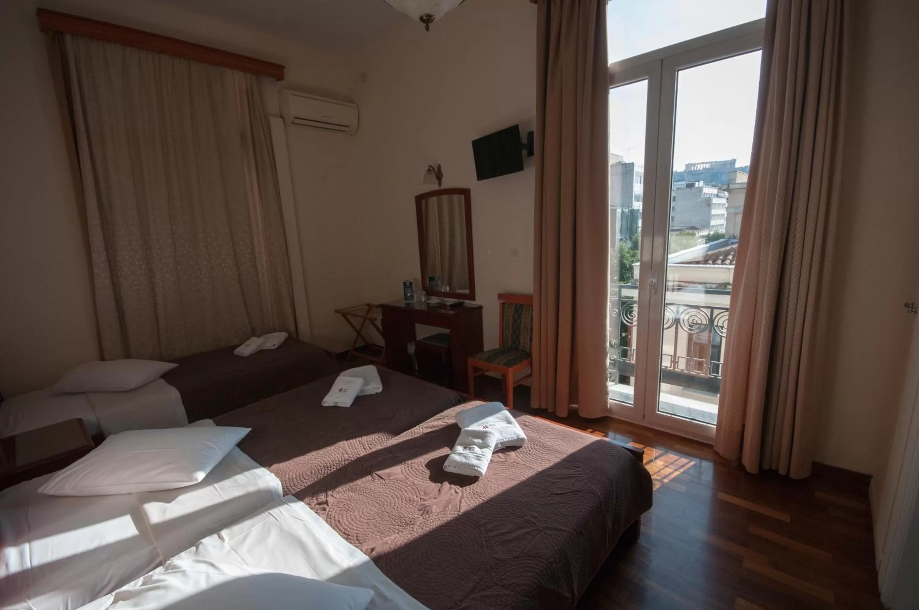 City view, Bed in Cecil Hotel