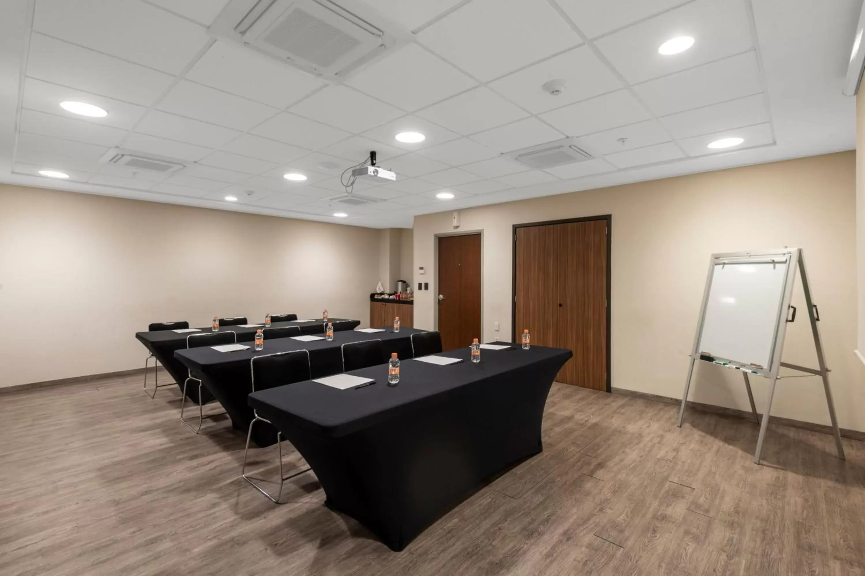 Meeting/conference room in City Express Plus by Marriott Guadalajara Palomar