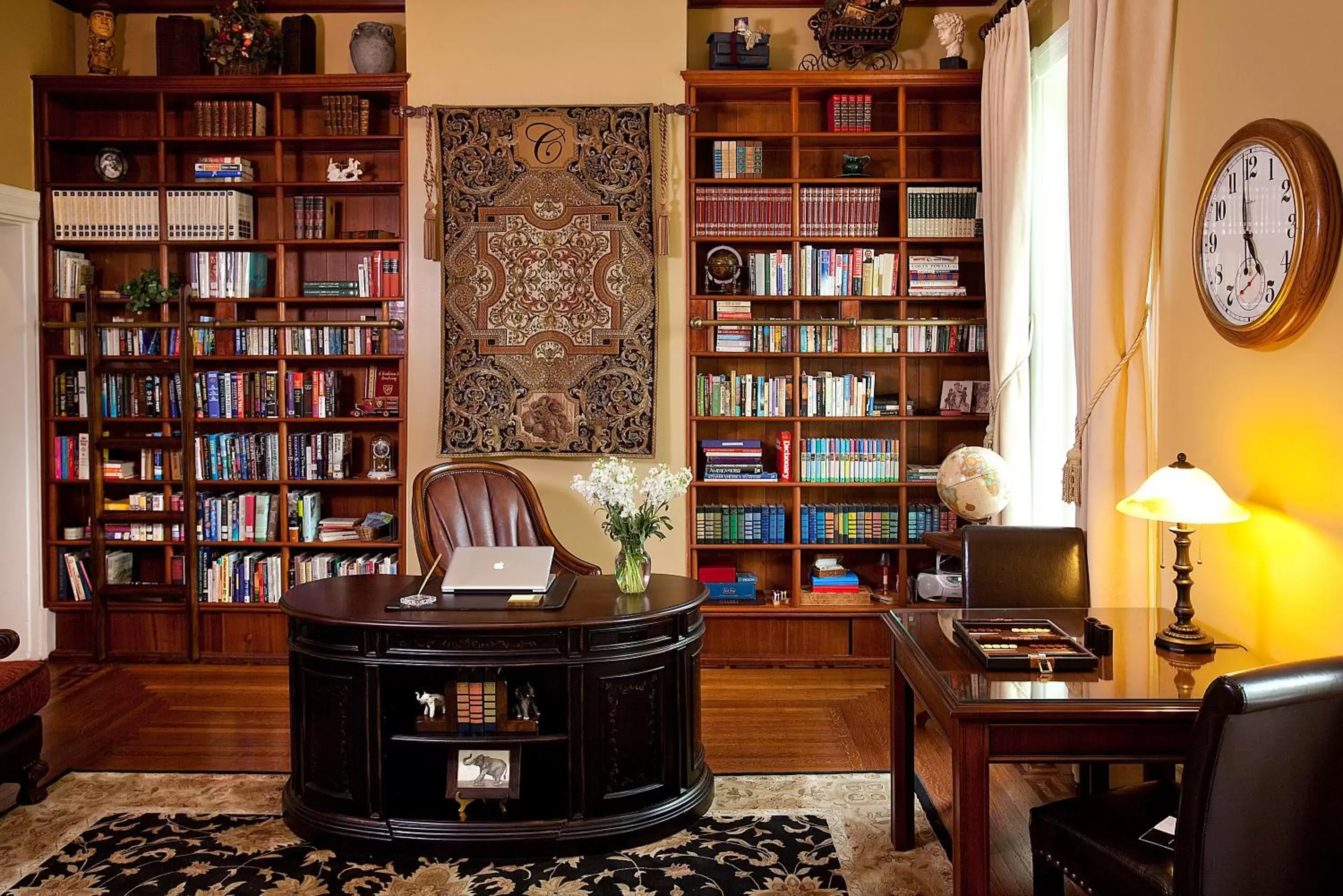 Library in Riverside Inn Bed and Breakfast