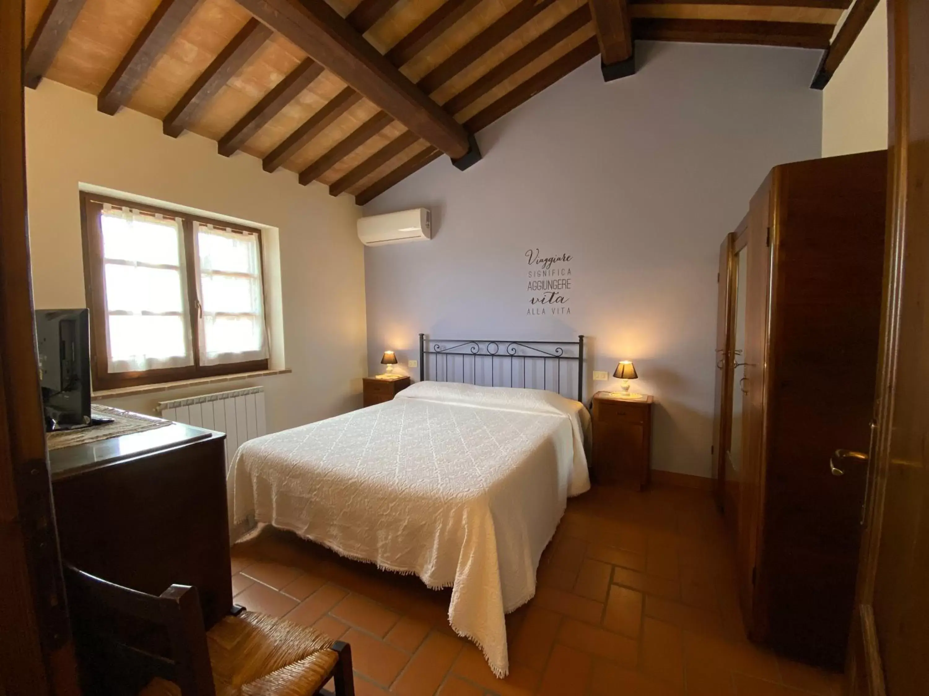 Photo of the whole room, Bed in Tenuta Badia '99