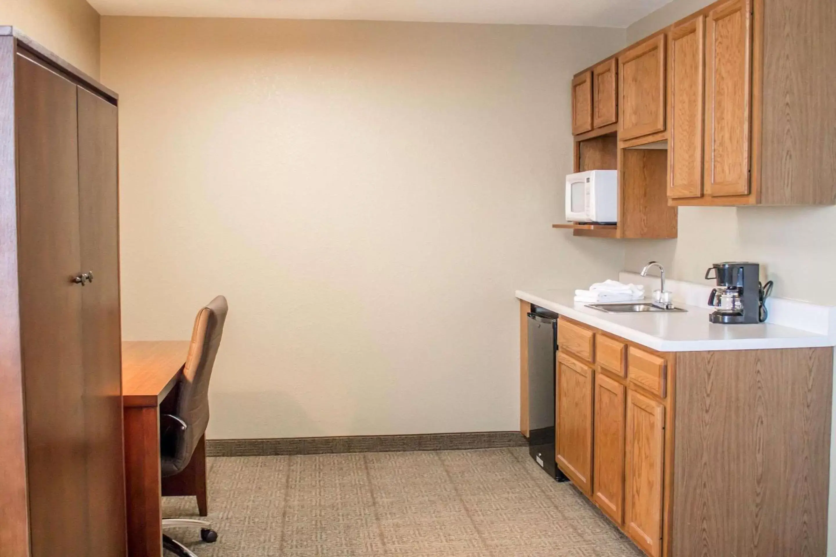 Photo of the whole room, Kitchen/Kitchenette in Comfort Inn & Suites Fremont