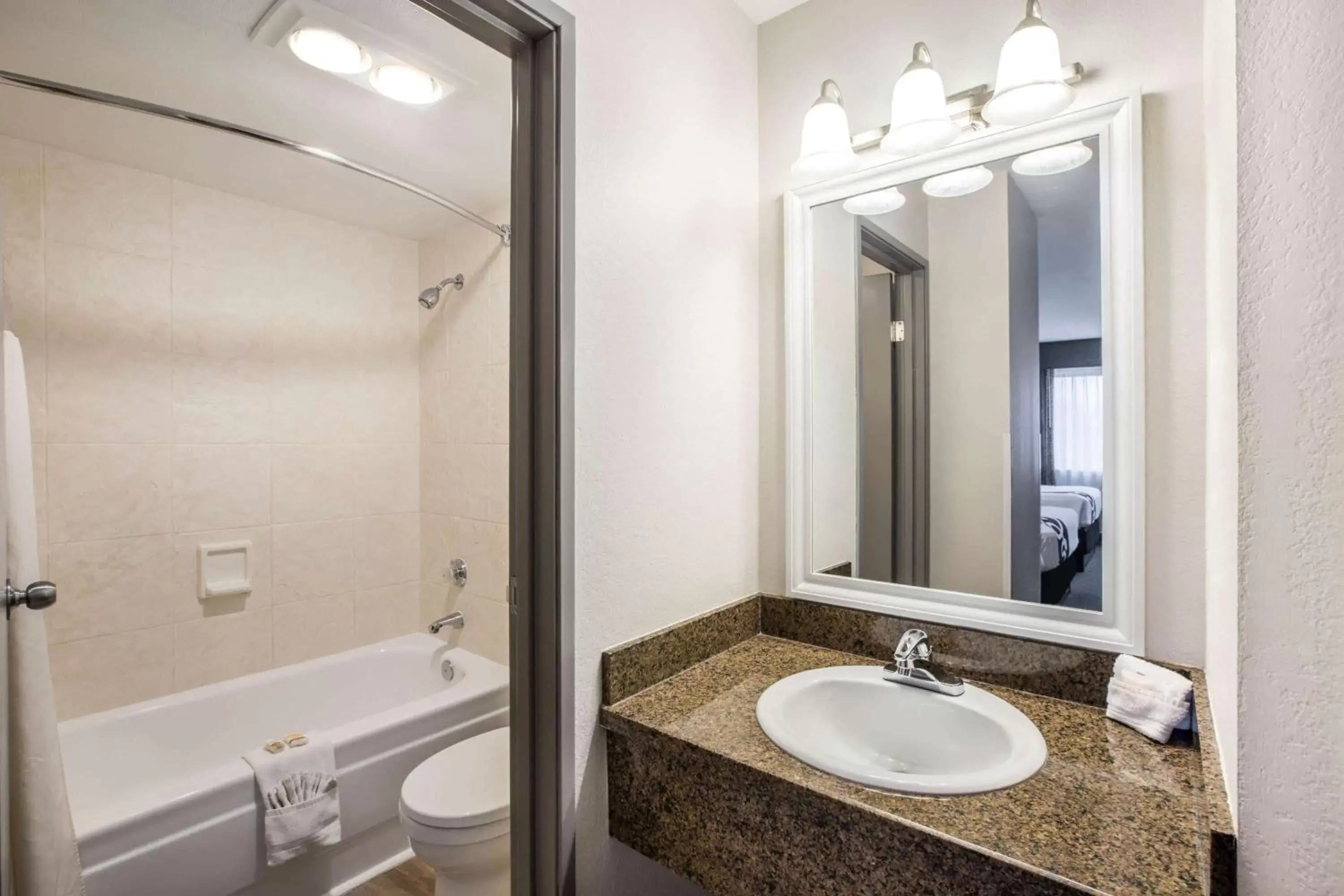 Bathroom in La Quinta Inn by Wyndham Everett Bathroom in La Quinta Inn by Wyndham Everett