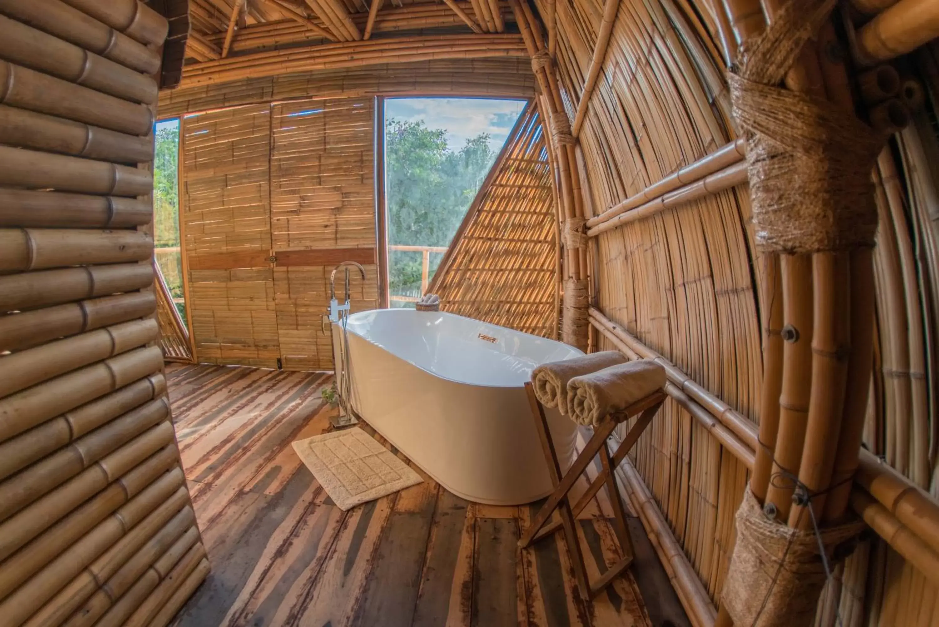 Bath in Mamasan Treehouses & Cabins