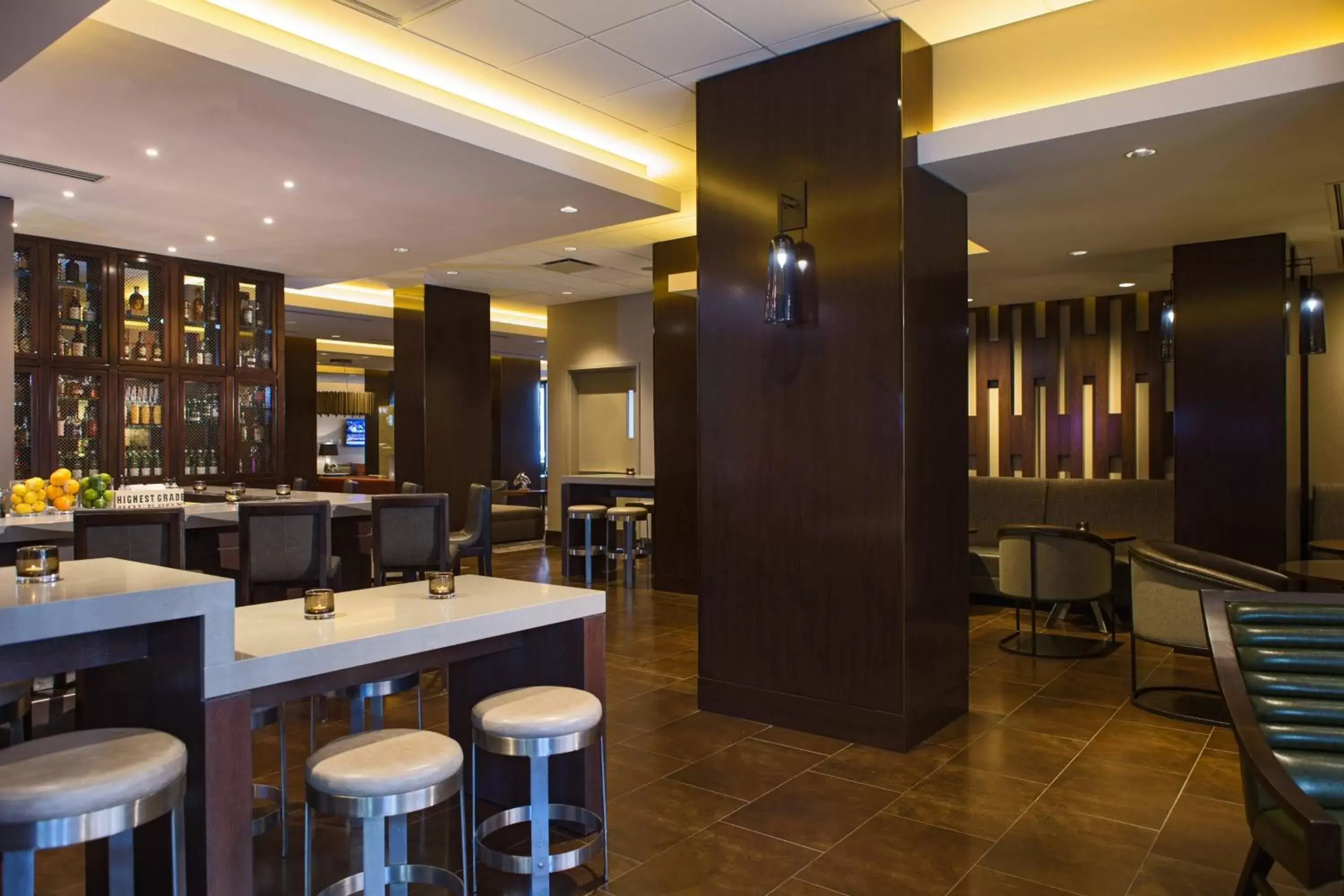 Property building, Lounge/Bar in Calgary Marriott Downtown Hotel