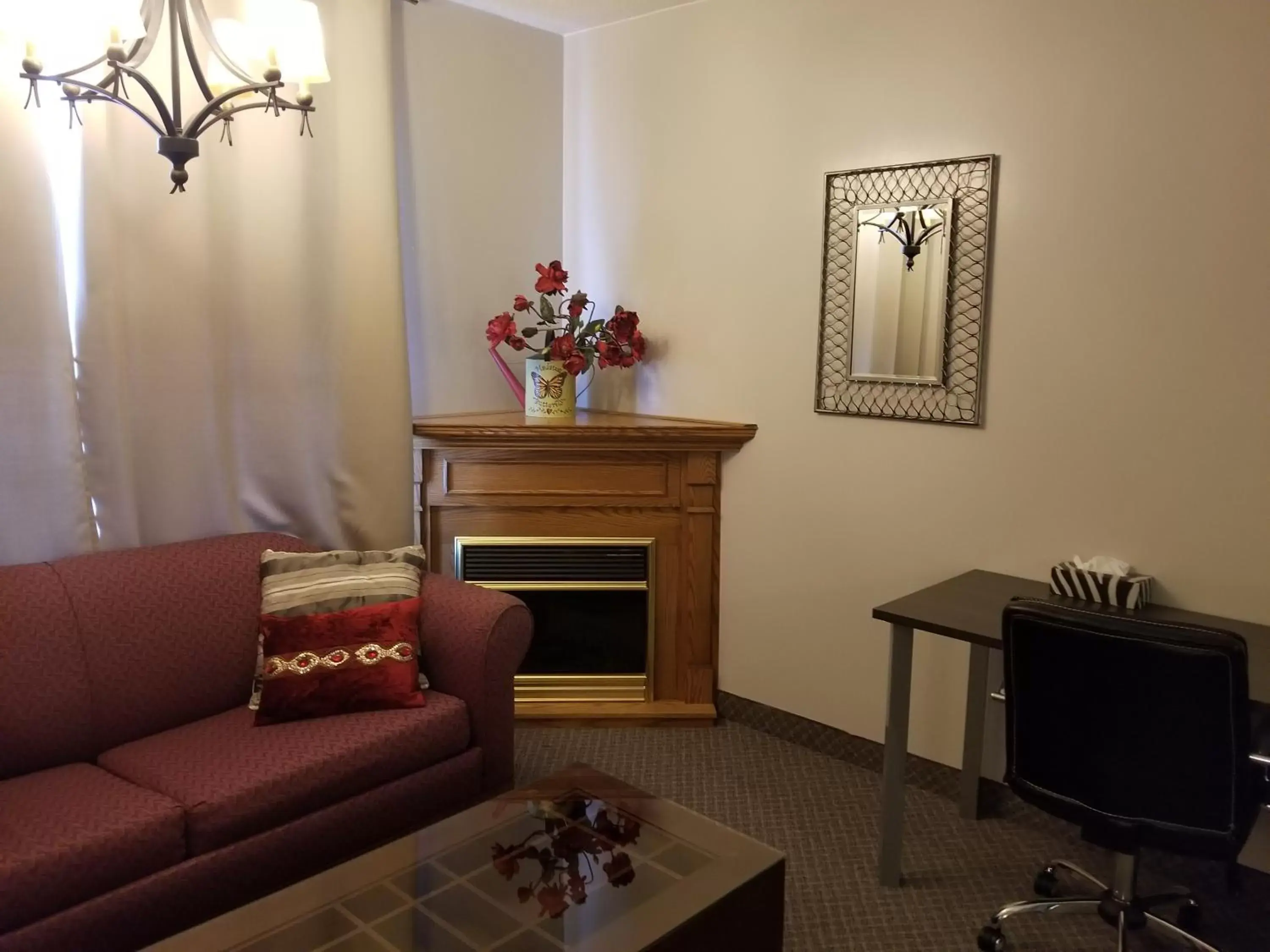 Bedroom, Seating Area in Knights Inn Woodstock