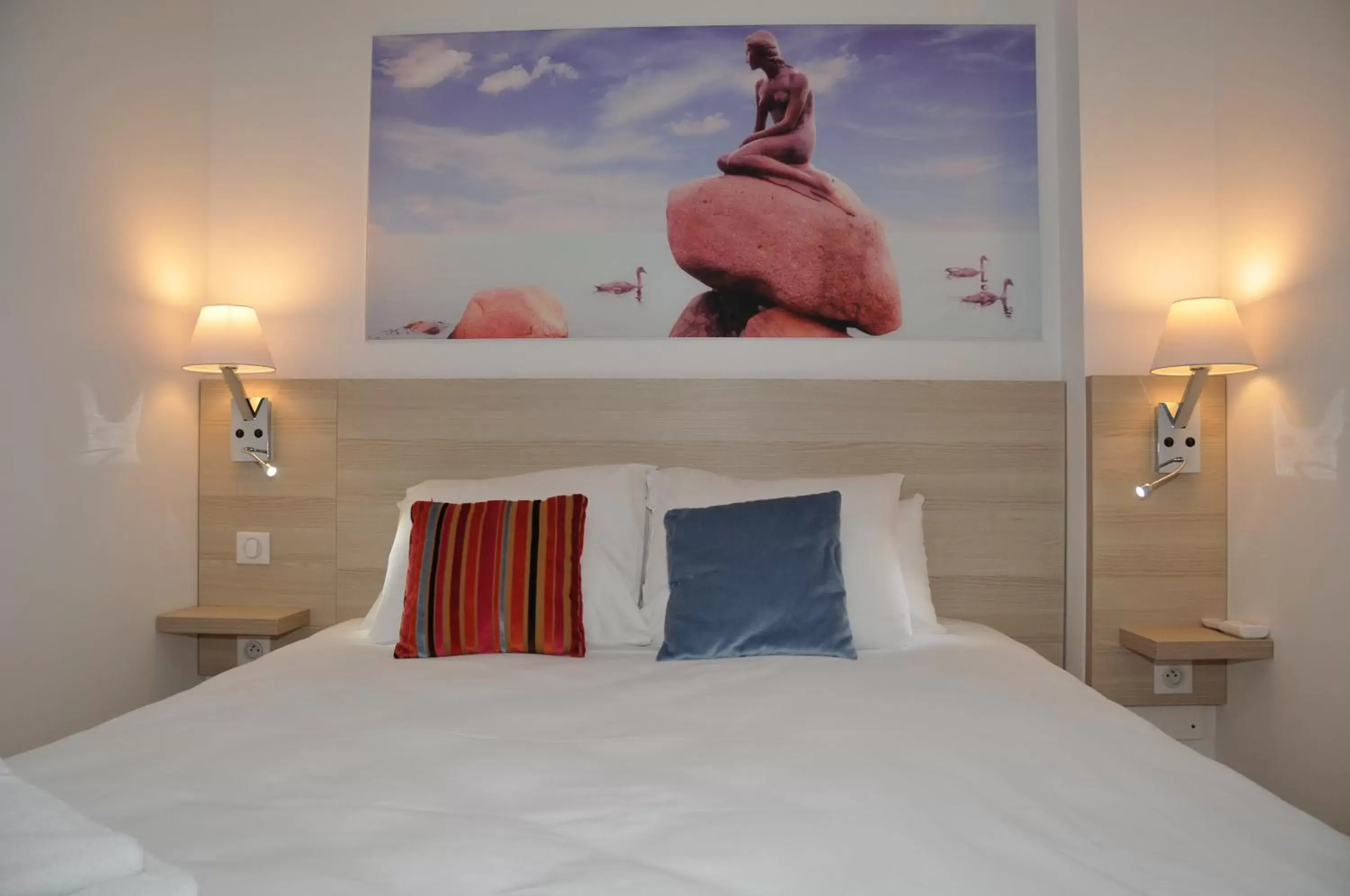 Bedroom, Bed in Privilège Hôtel & Apparts Eurociel Centre Comédie